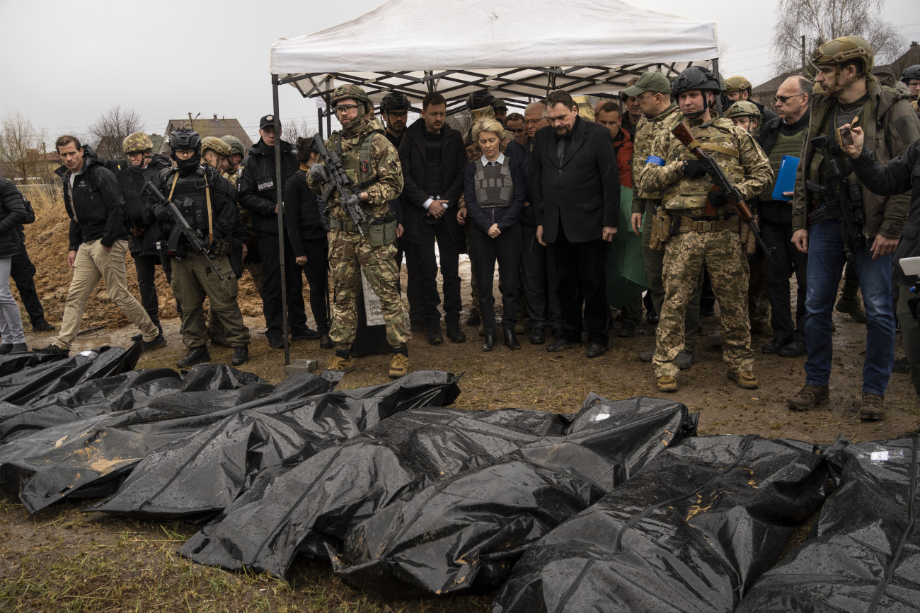 Bucsa, 2022. április 8.
Ursula von der Leyen, az Európai Bizottság elnöke (k) az ukrajnai háború áldozatainak tömegsírból kihantolt holttesteit nézi a Kijev melletti Bucsában 2022. április 8-án. Bucsa körzetét több mint egy hónapig az Ukrajnát támadó orosz erők tartották ellenőrzés alatt.
MTI/AP/Rodrigo Abd