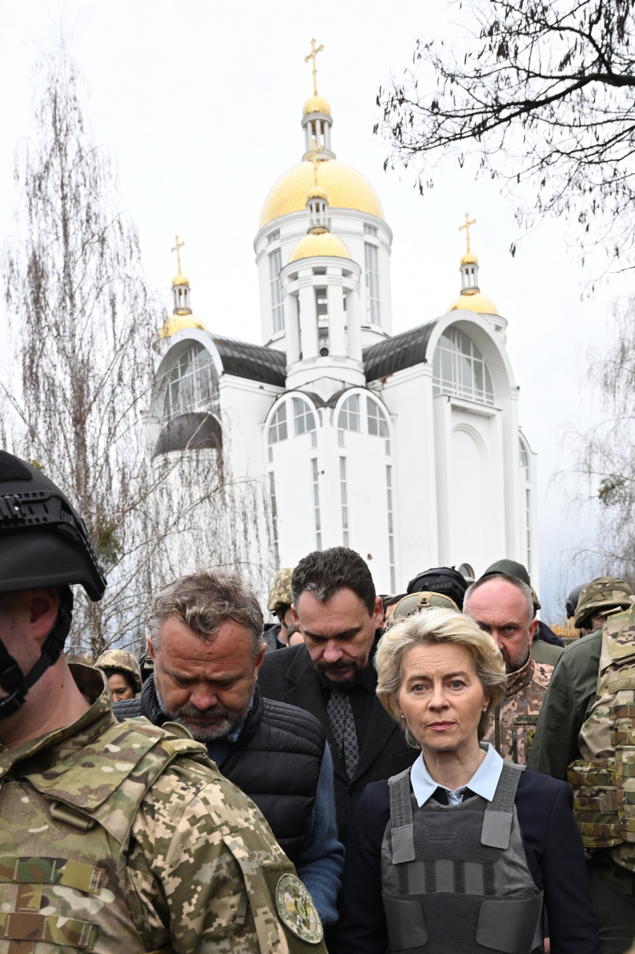 Bucsa, 2022. április 8.
Az Európai Bizottság által közreadott felvételen Ursula von der Leyen, az Európai Bizottság elnöke (k) a Kijev melletti Bucsában 2022. április 8-án. Bucsa körzetét több mint egy hónapig az Ukrajnát támadó orosz erők tartották ellenőrzés alatt.
MTI/EPA6Európai Bizottság/Christophe Licoppe