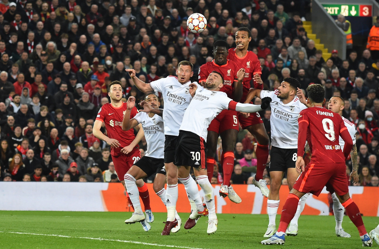 Liverpool, 2022. április 13.
Ibrahima Konate, a Liverpool játékosa (b5) gólt szerez a Benfica ellen a labdarúgó Bajnokok Ligája negyeddöntőjének visszavágó mérkőzésén Liverpoolban 2022. április 13-án.
MTI/EPA/Peter Powell