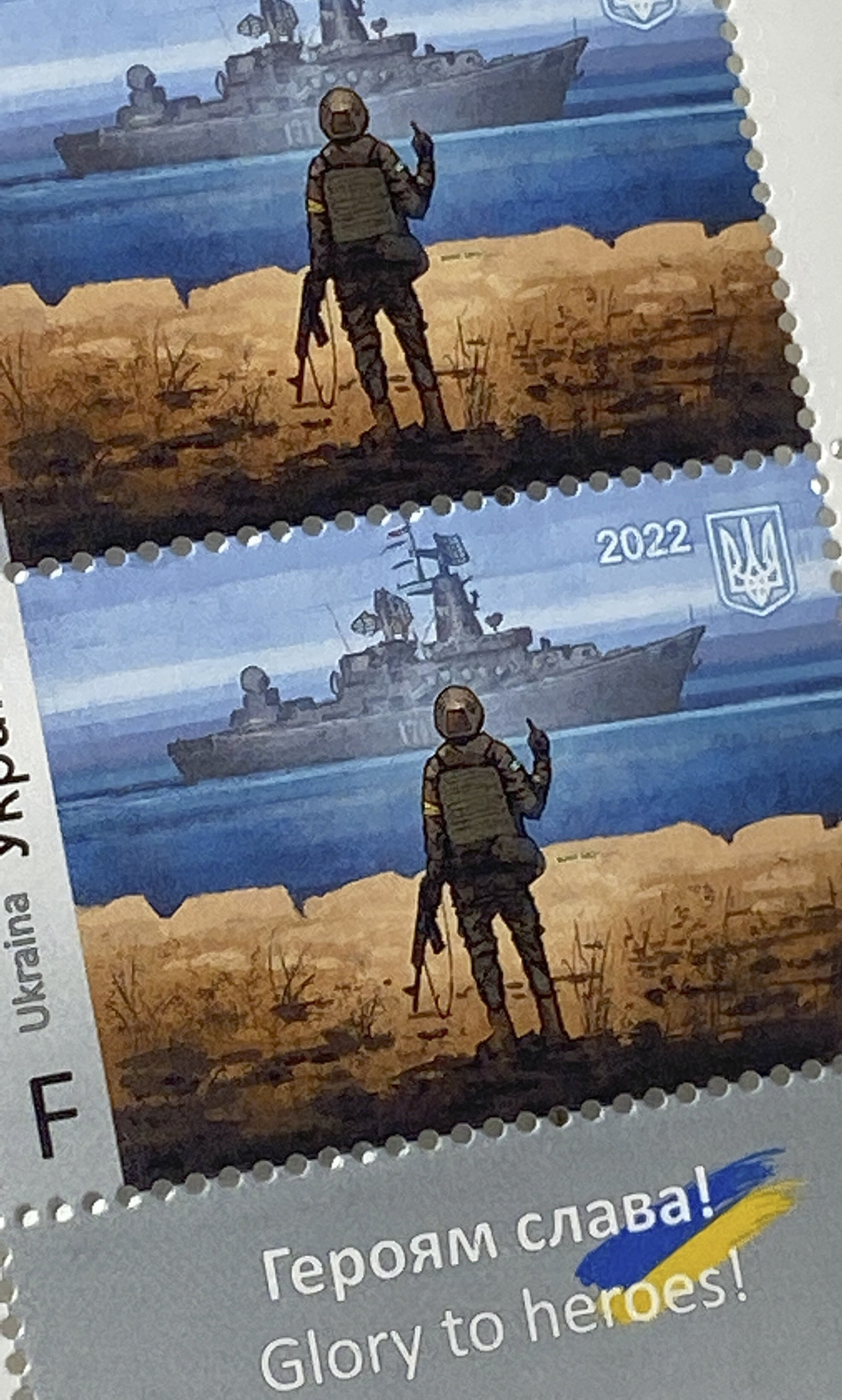 Kijev, 2022. április 18.
Az ukrajnai Kígyó-szigetet védő ukrán katonák tiszteletére 2022. április 12-én kibocsátott bélyeget ábrázoló kép Kijevben 2022. április 18-án. A Kígyó-szigeten szolgáló ukrán határőrök akkor váltak híressé, amikor elküldtek egy orosz hadihajót, amelyik korábban megadásra szólította fel őket.
MTI/EPA/Szerhij Dolzsenko