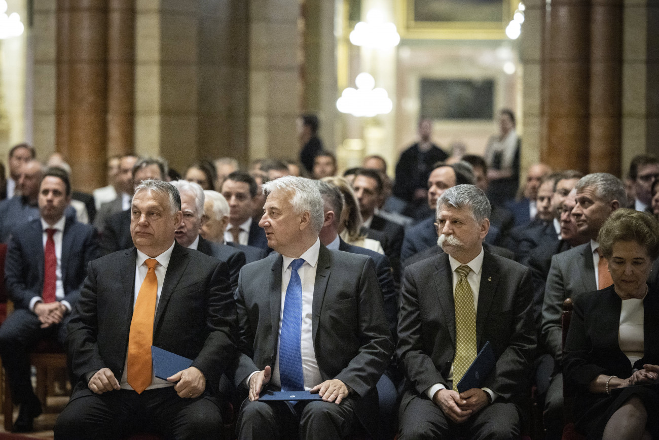 Budapest, 2022. április 20. A Miniszterelnöki Sajtóiroda által közreadott képen Orbán Viktor miniszterelnök (első sor, b), Semjén Zsolt nemzetpolitikáért felelős miniszterelnök-helyettes (b2) és Kövér László házelnök (b3), a Fidesz-KDNP parlamenti képviselői az országgyűlési választáson listás mandátumot szerzett képviselők megbízólevelének ünnepélyes átadásán az Országház kupolacsarnokában 2022. április 20-án. MTI/Miniszterelnöki Sajtóiroda/Fischer Zoltán
