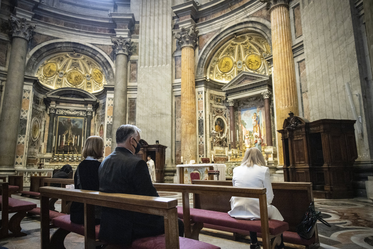 Vatikánváros, 2022. április 21.
A Miniszterelnöki Sajtóiroda által közreadott képen Orbán Viktor miniszterelnök szentmisén vesz részt a Szent Péter-bazilikában, a Vatikánban 2022. április 21-én. Az április 3-i parlamenti választás óta a kormányfő első hivatalos útja a vatikáni látogatás, ahol magánkihallgatáson fogadja őt Ferenc pápa. A miniszterelnök mellett felesége, Lévai Anikó.
MTI/Miniszterelnöki Sajtóiroda/Fischer Zoltán