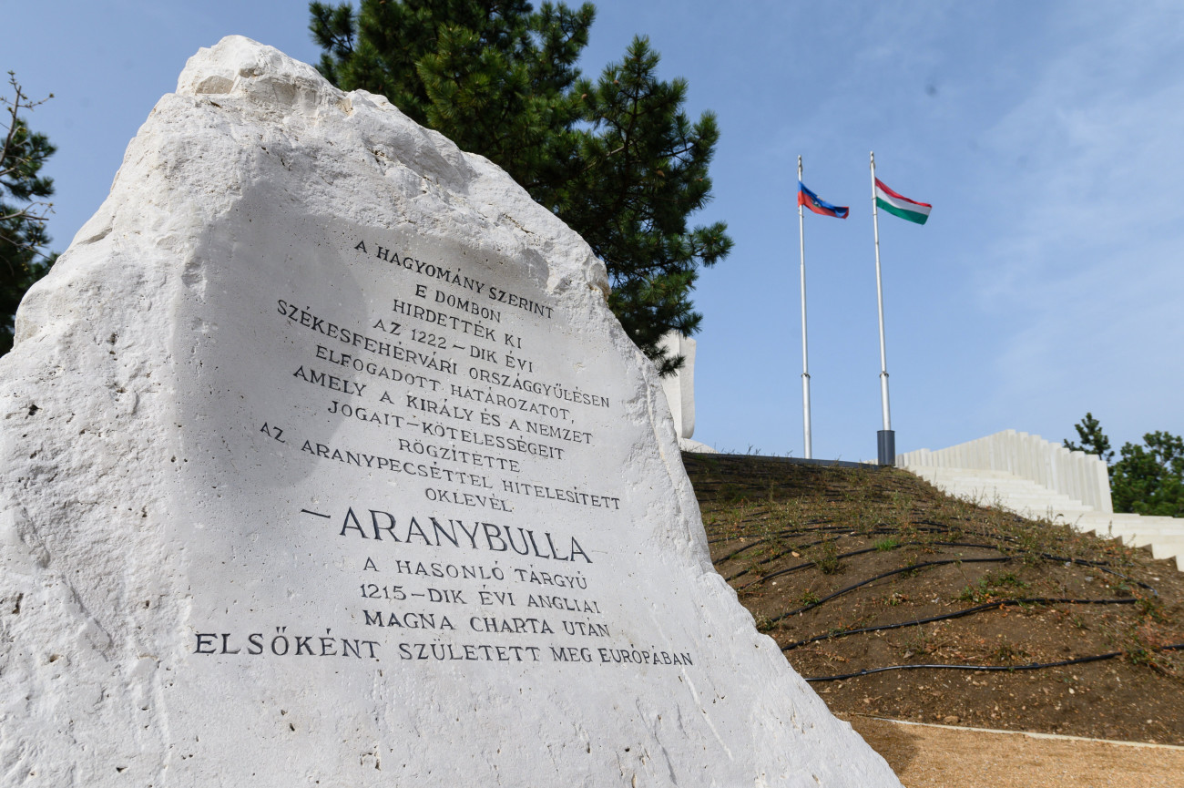 Székesfehérvár, 2022. április 24.
Az Aranybulla monumentális emlékművének részlete a székesfehérvári Csúcsos-hegyen 2022. április 24-én, azon a helyen, ahol a hagyomány szerint egykor kihirdették. Nyolcszáz éve, 1222. április 24-én adta ki II. András király Fehérváron a magyar nemesség jogait első ízben rögzítő Aranybullát, amely évszázadokra a magyar jogrendszer egyik legfőbb tartóoszlopa, a történeti alkotmány fontos része lett.
MTI/Vasvári Tamás