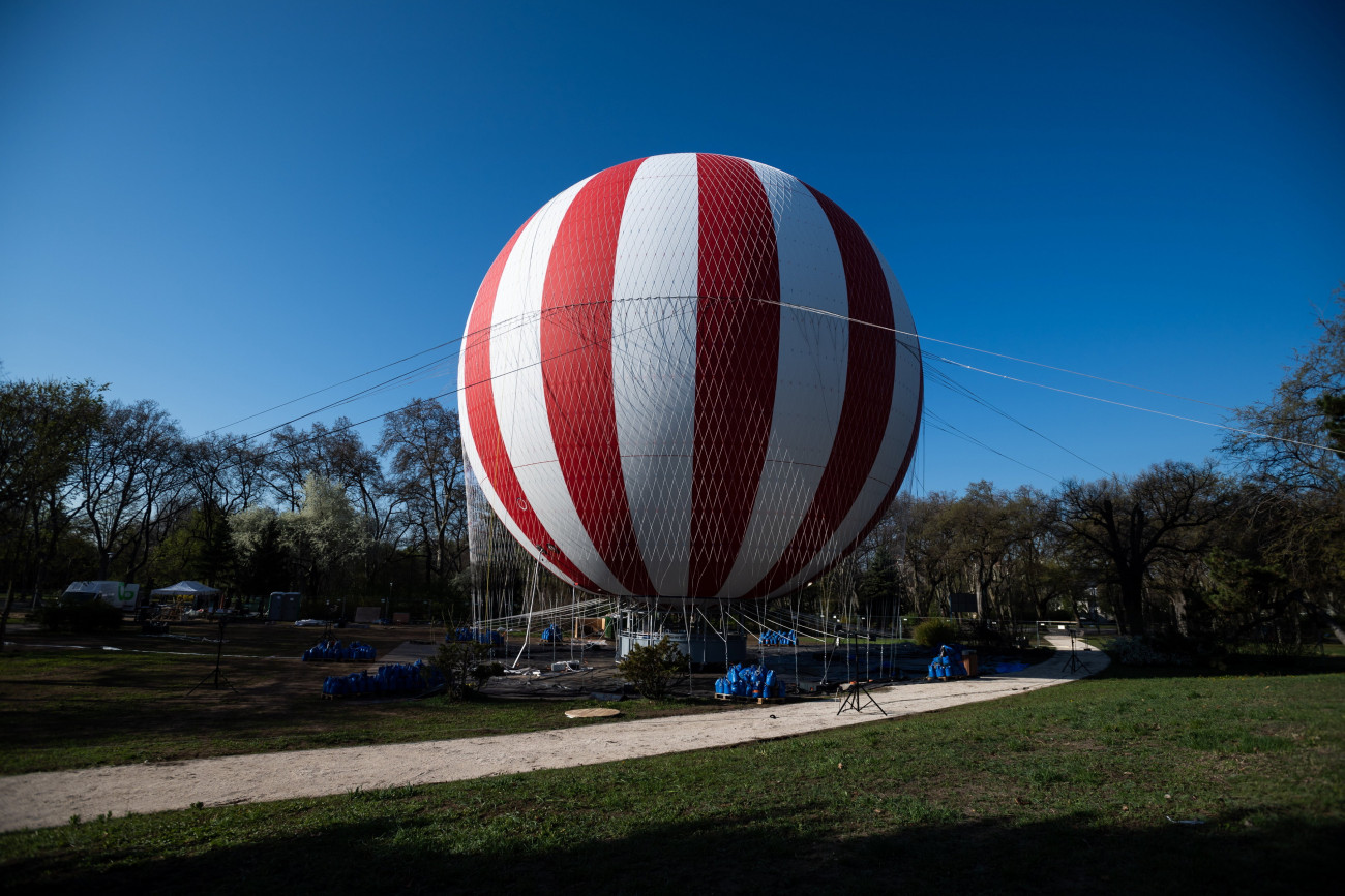 Budapest, 2022. április 13.
A Liget Budapest projekt keretében telepített Ballon kilátó a városligeti Mimóza-dombon 2022. április 13-án. A kötöttpályás hőlégballon május elejétől akár 150 méter magasságból nyújt kilátást Budapestre.
MTI/Mónus Márton