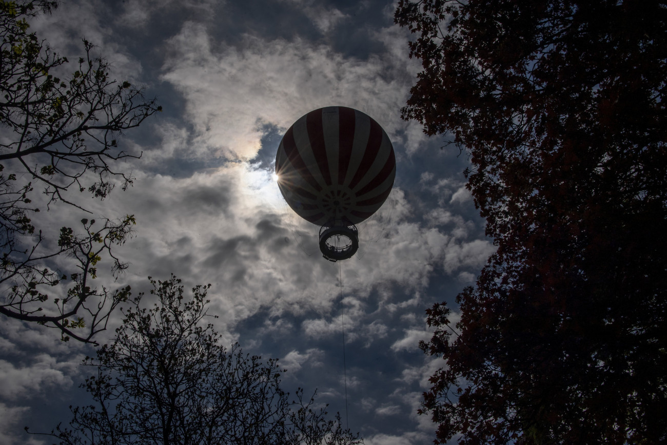 Budapest, 2022. április 26.
A városligeti Ballon kilátó bemutatója napján, 2022. április 26-án. Május 1-jétől várja a közönséget a városligeti Mimóza-dombon, az egykori sörsátor helyén létrejött Ballon kilátó. Szélcsendes időben 150 méter magasságba repül fel a rögzített, héliummal töltött hőlégballon akár 30 főnyi, 6 évesnél idősebb utassal. A ballon mintegy 5 perc alatt éri el a 150 méteres maximális magasságát, ugyanennyi időt tölt el a levegőben, és szintén 5 percnyi idő alatt tér vissza a felszínre.
MTI/Balogh Zoltán