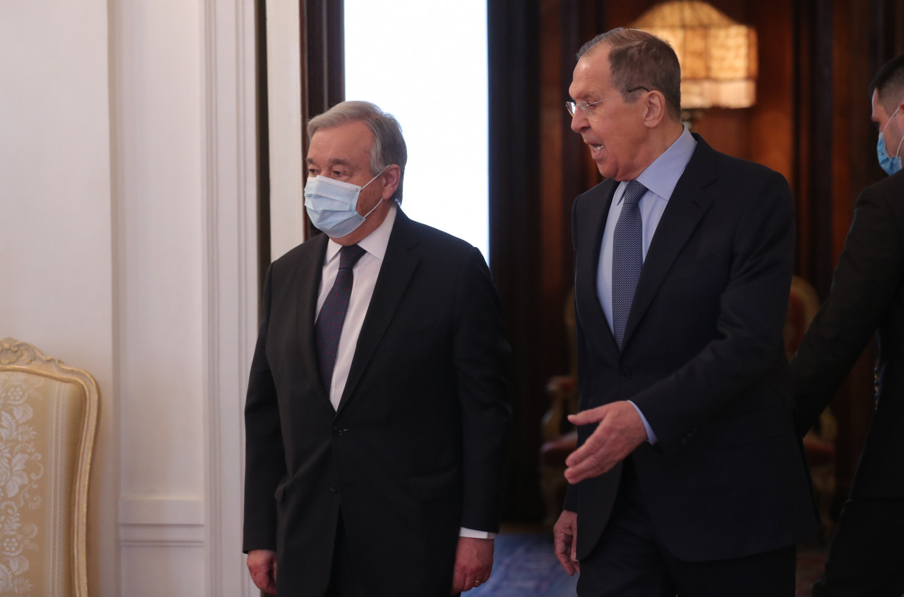 Moszkva, 2022. április 26.
Szergej Lavrov orosz külügyminiszter (j) fogadja António Guterres ENSZ-főtitkárt Moszkvában 2022. április 26-án.
MTI/EPA pool/Makszim Sipenkov