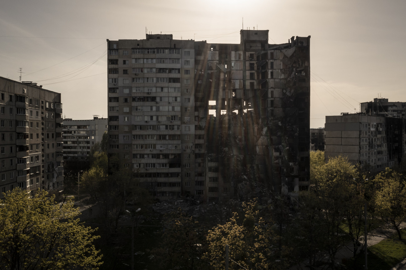 Harkiv, 2022. április 26. Orosz támadásban megrongálódott lakóépület a kelet-ukrajnai Harkivban 2022. április 25-én. MTI/AP/Felipe Dana