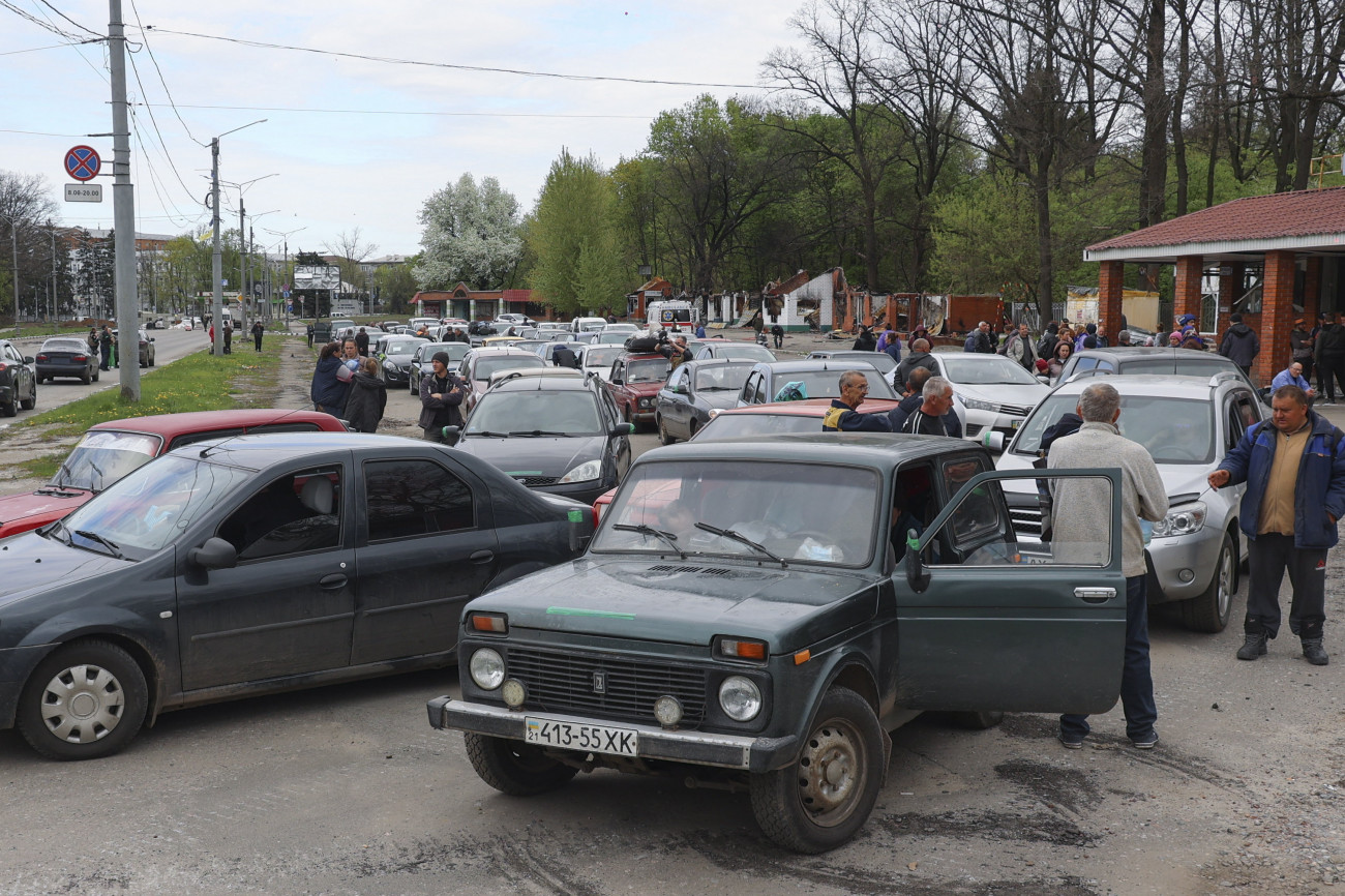 Ruszka Lozova, 2022. április 29. A kelet-ukrajnai Harkiv közelében lévő Ruszka Lozova faluból távoznak autóikkal az emberek 2022. április 29-én. MTI/EPA/Szergej Kozlov