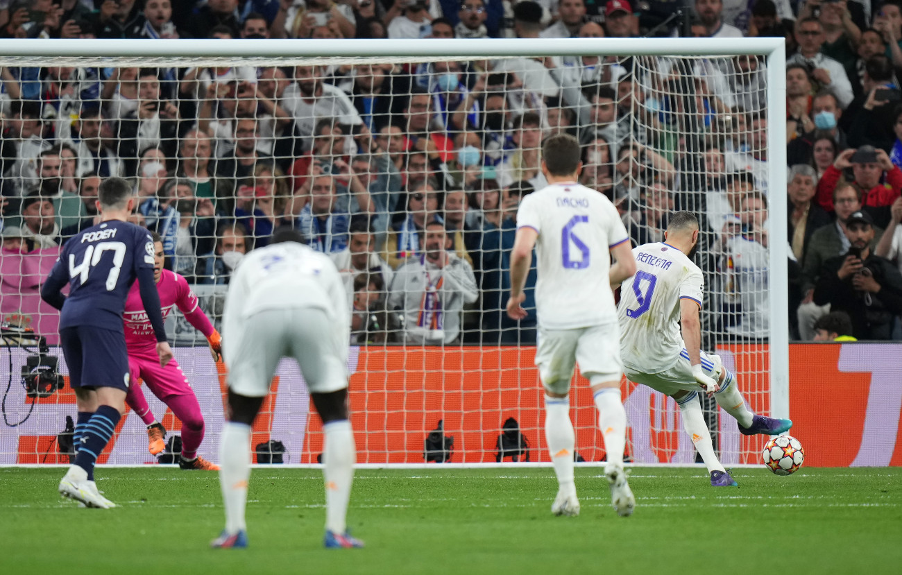 MADRID, SPAIN - MAY 04: Karim Benzema of Real Madrid scores their side's third goal from the penalty spot during the UEFA Champions League Semi Final Leg Two match between Real Madrid and Manchester City at Estadio Santiago Bernabeu on May 04, 2022 in Madrid, Spain. (Photo by Angel Martinez/Getty Images)