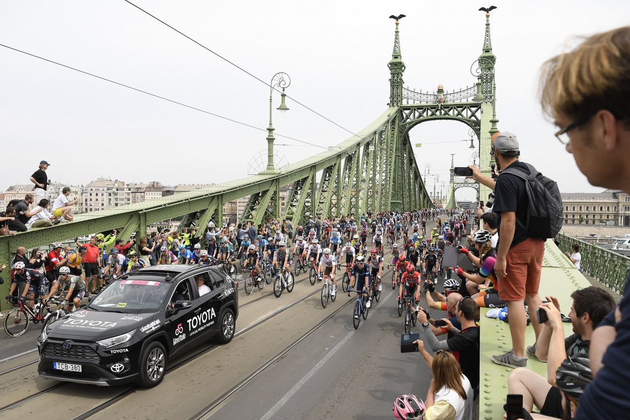 Budapest, 2022. május 6.
A Giro d'Italia országúti kerékpáros körverseny Budapest és Visegrád közötti 195 kilométeres nyitóetapjának mezőnye a Szabadság hídon 2022. május 6-án. Ez az első alkalom, hogy Magyarországot érinti a háromhetes körverseny, a Giro 14. alkalommal rajtol Olaszországon kívül.
MTI/Kovács Tamás