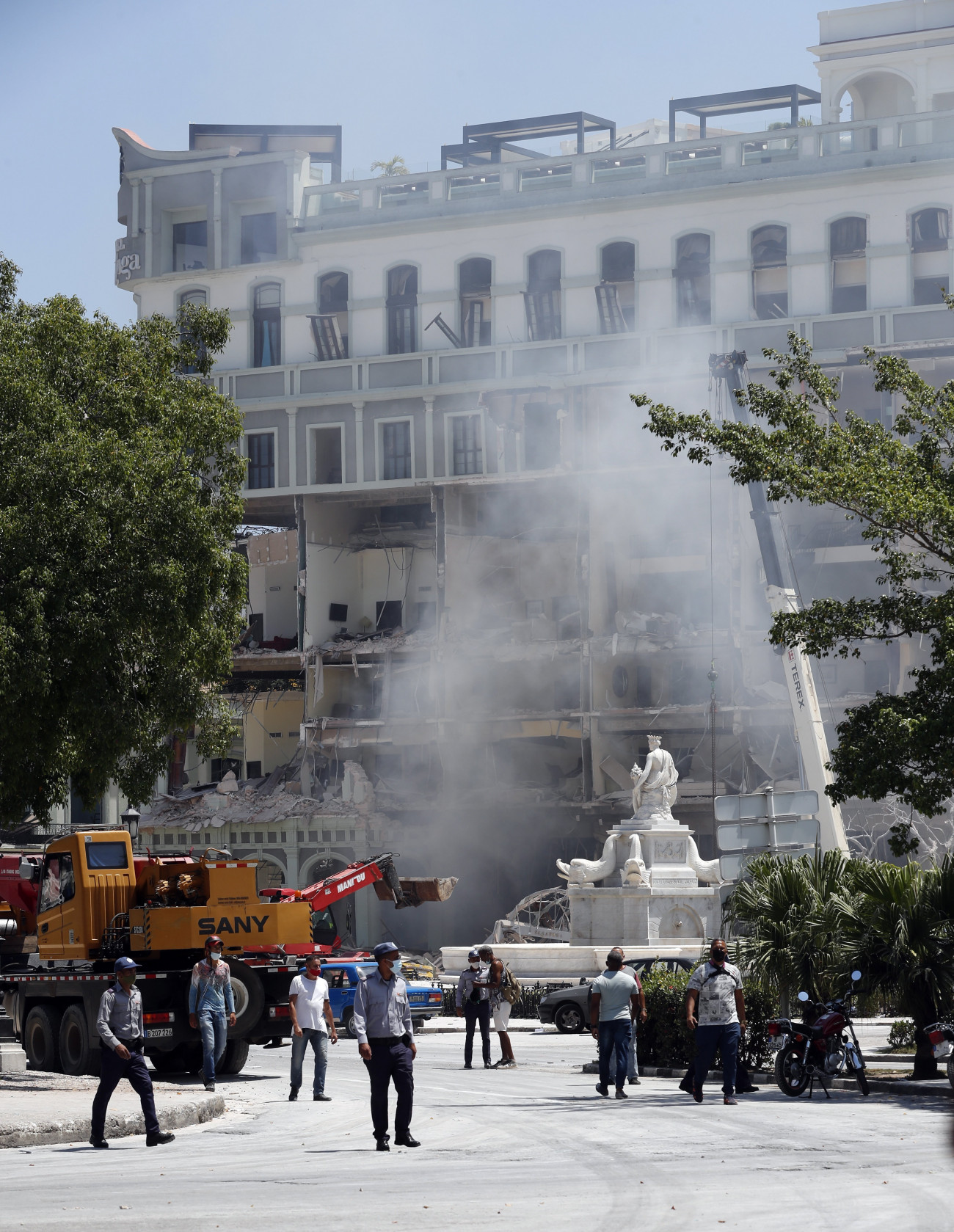 Havanna, 2022. május 6.
A pusztítás nyomai a havannai Saratoga Hotelben történt robbanást követően 2022. május 6-án. Sajtóhírek szerint négyen életüket vesztették és többen megsérültek. A robbanás okát még vizsgálják.
MTI/EPA/EFE/Ernesto Mastrascusa