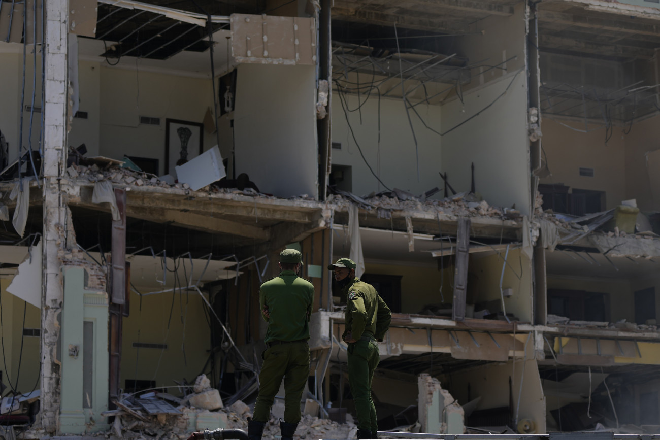 Havanna, 2022. május 6.
A pusztítás nyomai a havannai Saratoga Hotelben történt robbanást követően 2022. május 6-án. Sajtóhírek szerint négyen életüket vesztették és többen megsérültek. A robbanás okát még vizsgálják.
MTI/AP/Ramon Espinosa
