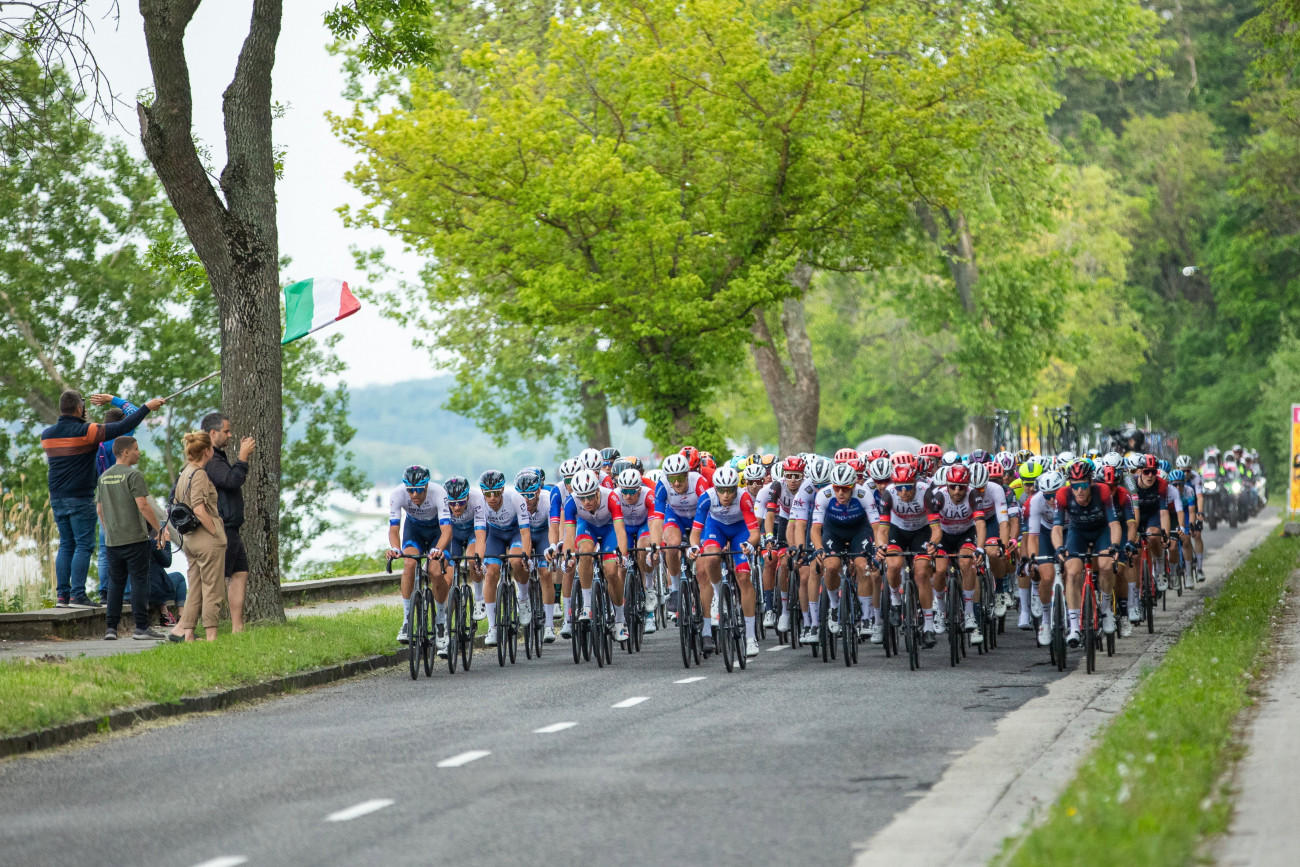 Tihany, 2022. május 6.
Versenyzők a 105. Giro d'Italia országúti kerékpáros körverseny Kaposvár és Balatonfüred közötti 201 kilométeres harmadik szakaszán Tihanynál 2022. május 8-án. Ez az első alkalom, hogy Magyarországot érinti a háromhetes körverseny, amelynek első három szakaszát rendezik hazánkban május 6-8. között.
MTI/Mohai Balázs