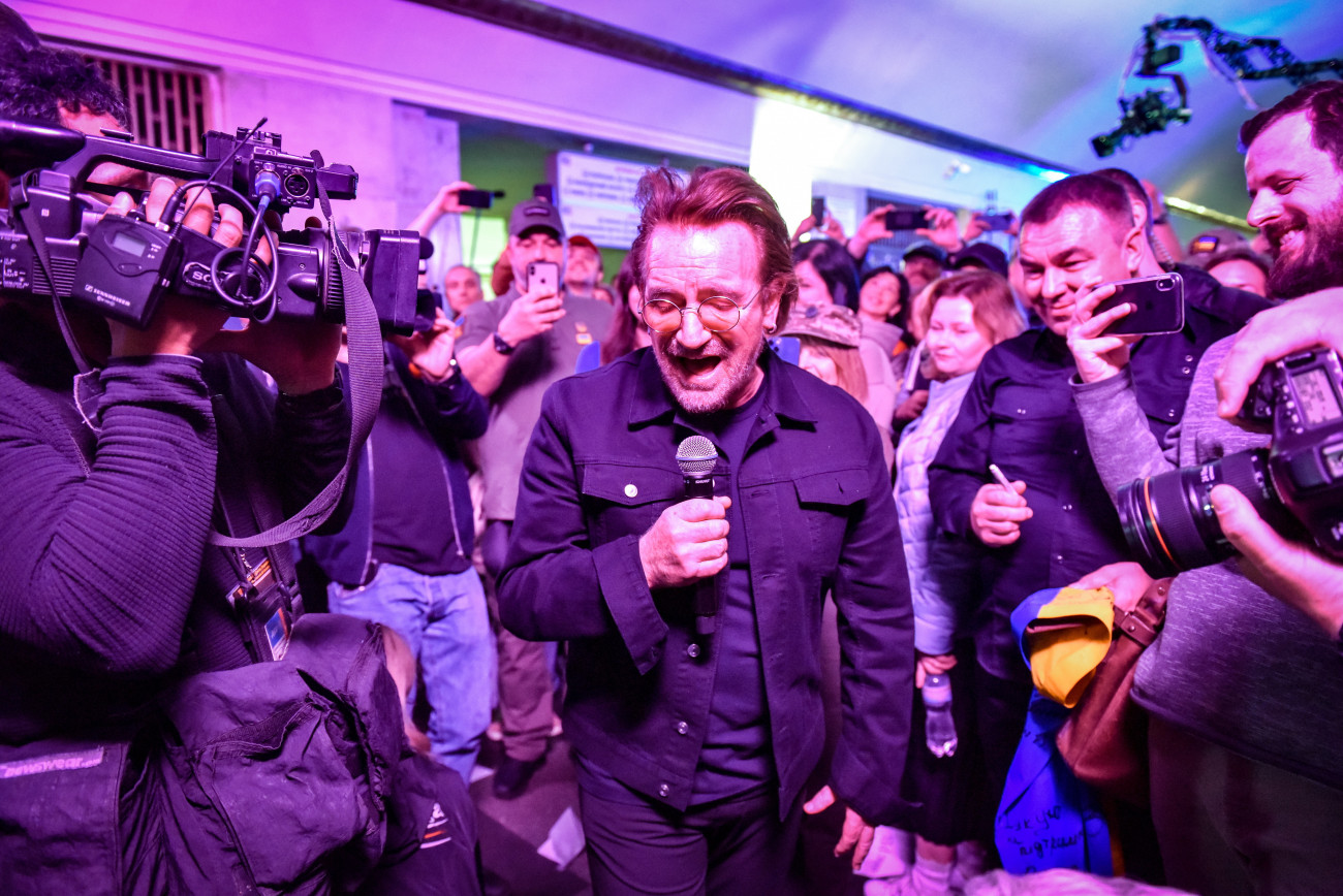 Kijev, 2022. május 8.
Bono ír rockzenész, a U2 zenekar frontembere énekel egy kijevi metróállomáson 2022. május 8-án.
MTI/EPA/Oleg Petraszjuk