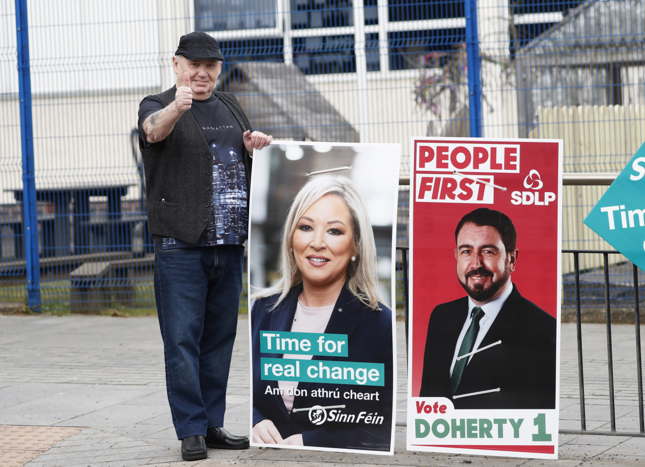 Belfast, 2022. május 5.
Férfi érkezik egy belfasti szavazóhelyiséghez a parlamenti választás napján, 2022. május 5-én. Észak-Írországban a felmérések hónapok óta következetesen azt valószínűsítik, hogy az ír sziget egy évszázaddal ezelőtti megosztása óta most először az újraegyesítésért küzdő Sinn Féin párté lehet a legnagyobb létszámú frakció az új belfasti parlamentben, a Stormontban.
MTI/AP/Peter Morrison