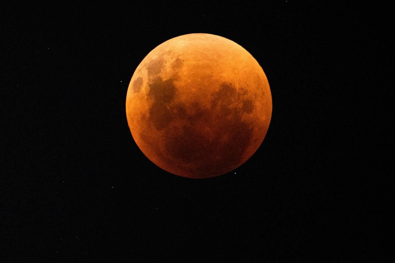 Santiago de Chile, 2022. május 16.
A Hold a chilei Santiagóból nézve 2022. május 15-én, a teljes holdfogyatkozás idején.
MTI/EPA/EFE/Alberto Valdes
