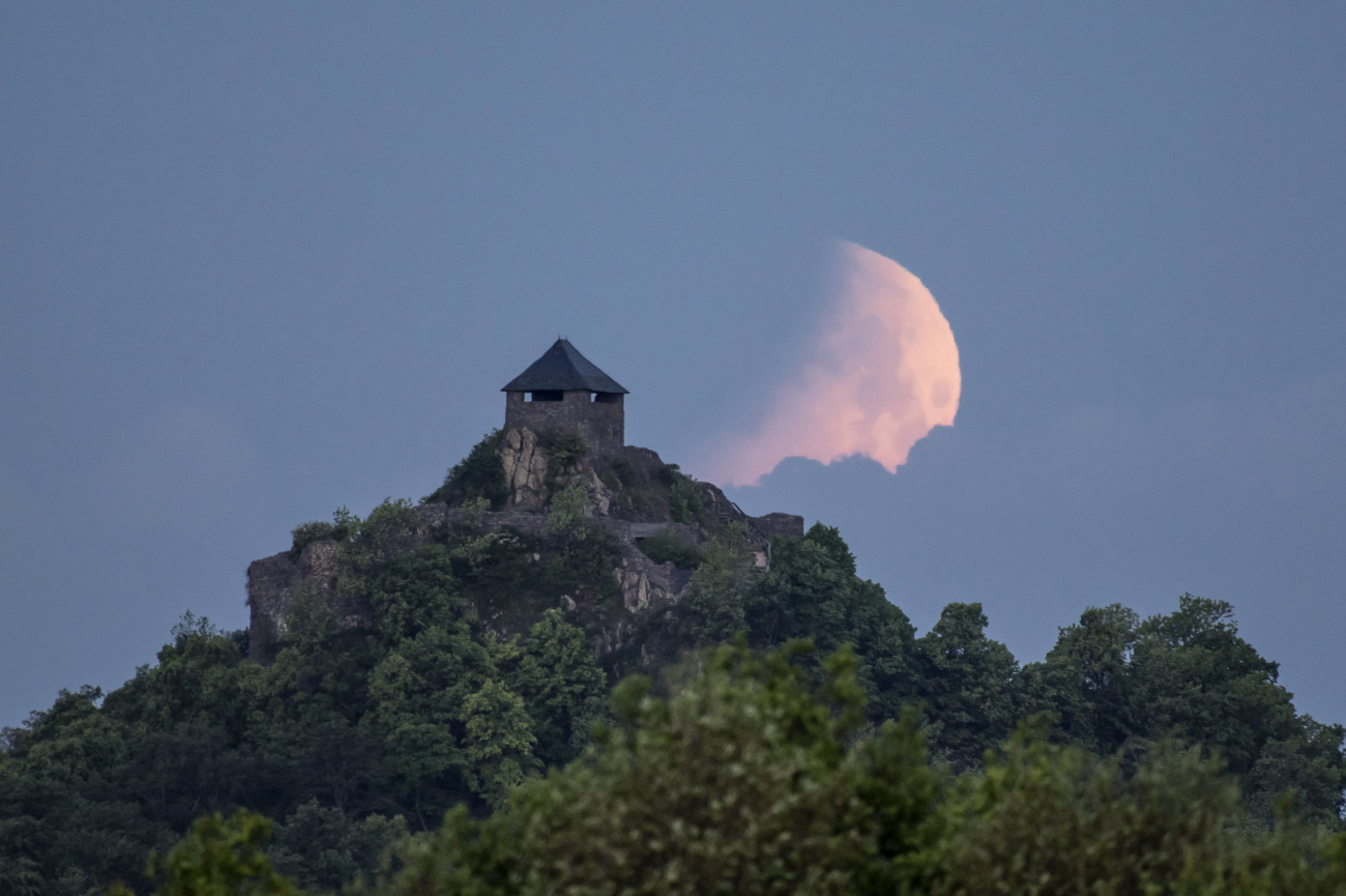 Salgótarján, 2022. május 16.
Holdfogyatkozás a salgói vár felett Salgótarján közeléből fotózva 2022. május 16-án hajnalban.
MTI/Komka Péter