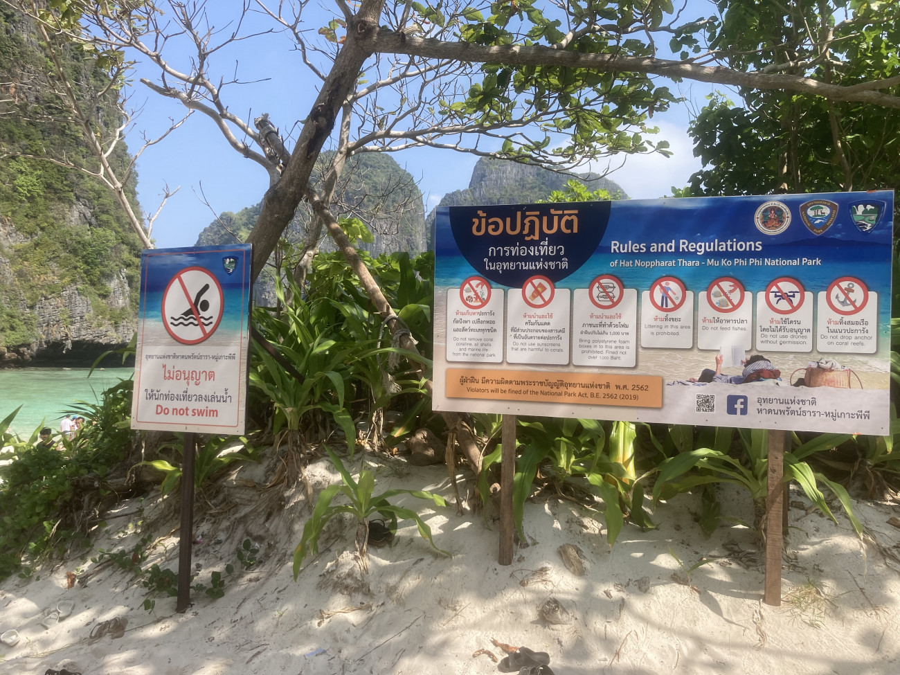 PRODUCTION - 12 March 2022, Thailand, Ko Phi Phi Leh: Signs read the new rules after the reopening of Maya Bay. The rules for visiting the dream beach in southern Thailand are strict. (to dpa: 