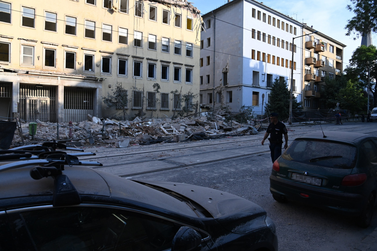 Budapest, 2022. május 16.
Bontás alatt álló épületről lehullott törmelék Budapesten, a XII. kerületben 2022. május 16-án. A munkálatok közben a Böszörményi út 22. alatti, hatemeletes, bontásra ítélt épület darabjai az útra hullottak, több autó megrongálódott.
MTI/Mihádák Zoltán