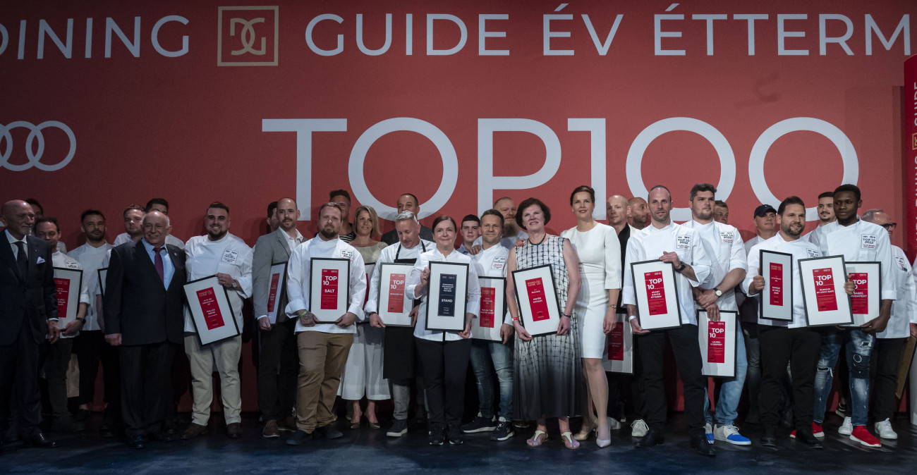 Budapest, 2022. május 16.
A díjazottak az Audi-Dining Guide Év Étterme Díjátadó Gálán a Várkert Bazárban 2022. május 16-án.
MTI/Szigetváry Zsolt