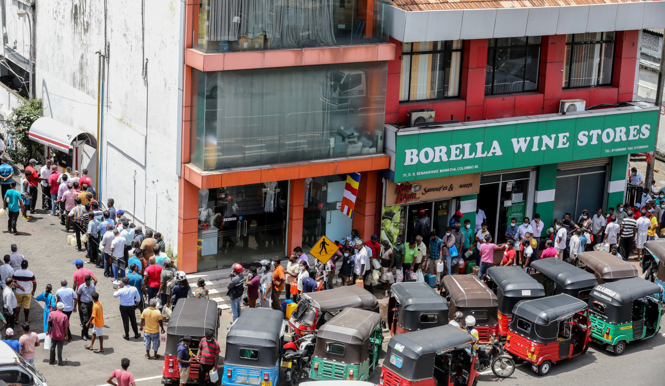 Colombo, 2022. május 17.
Üzemanyaghiány miatt hosszú sorban álló emberek egy colombói töltőállomás előtt 2022. május 17-én. A 22 millió lakosú Srí Lankát hetek óta tüntetések sújtják amiatt, hogy a kormány képtelen megbirkózni az élelmiszer-, üzemanyag- és gyógyszerhiánnyal, amely az ország 1948-as függetlensége óta a legsúlyosabb gazdasági válságot idézte elő.
MTI/EPA/Chamila Karunarathne