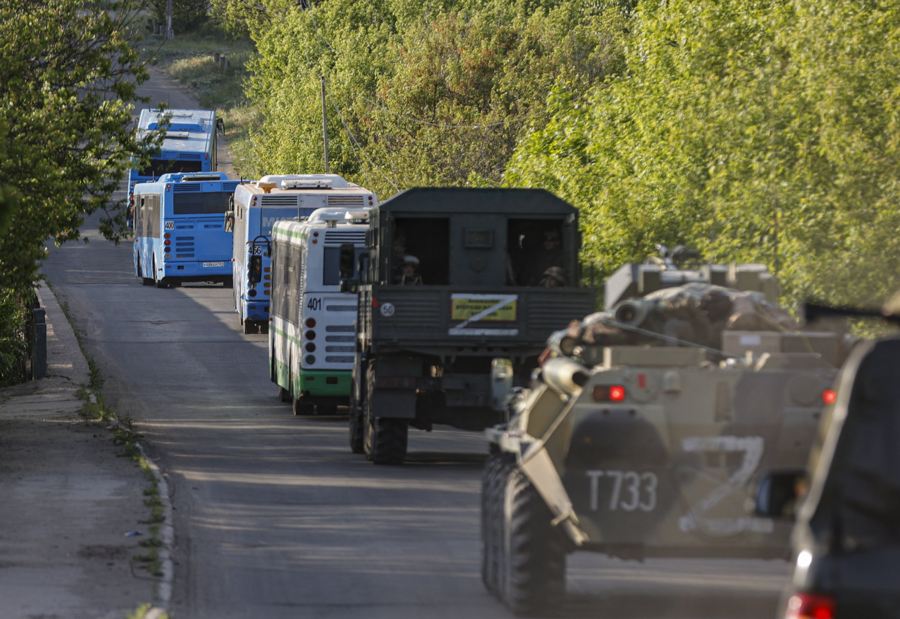 Oljonivka, 2022. május 18.
A mariupoli Azovsztal acélmű területéről evakuált ukrán katonákat szállító buszokat kísérnek orosz járművek az önhatalmúlag kikiáltott 