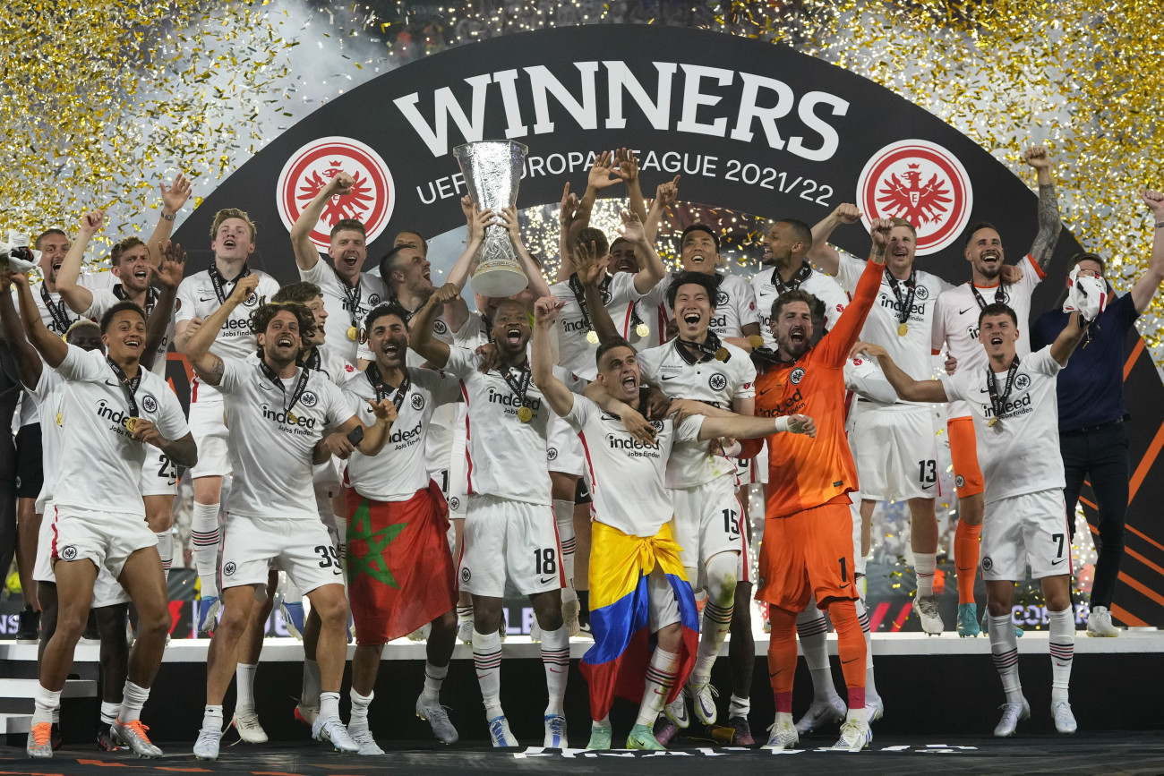 Sevilla, 2022. május 19.
A frankfurti csapat ünnepel a bajnoki trófeával a labdarúgó Európa-liga döntőjében játszott Eintracht Frankfurt - Glasgow Rangers mérkőzés végén Sevillában 2022. május 18-án. A német együttes az 1-1 arányú döntetlen mérkőzést követő hosszabbítás után 5-4-re nyert büntetőrúgásokkal.
MTI/AP/Manu Fernández