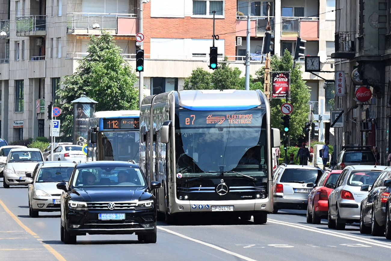Budapest, 2020. augusztus 6.
A 7 és 8E viszonylaton tesztüzemben közlekedő Mercedes eCitaro G típusú elektromos autóbusz a Thököly úton 2022. május 20-án.
MTI/Máthé Zoltán