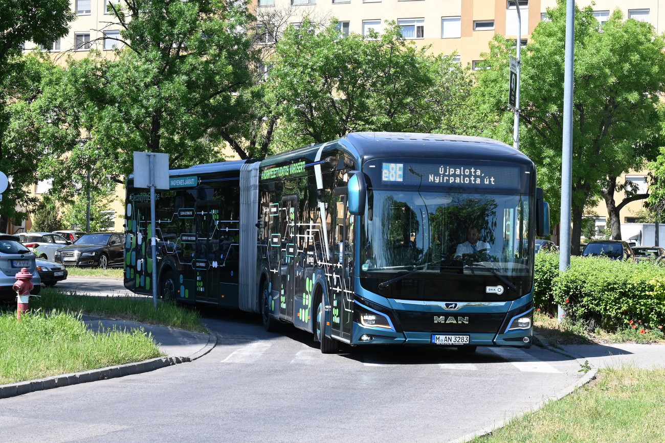 Budapest, 2020. augusztus 6.
A 7 és 8E viszonylaton tesztüzemben közlekedő Lions City 18E típusú elektromos autóbusz az Újpalotai végállomáson 2022. május 20-án.
MTI/Máthé Zoltán