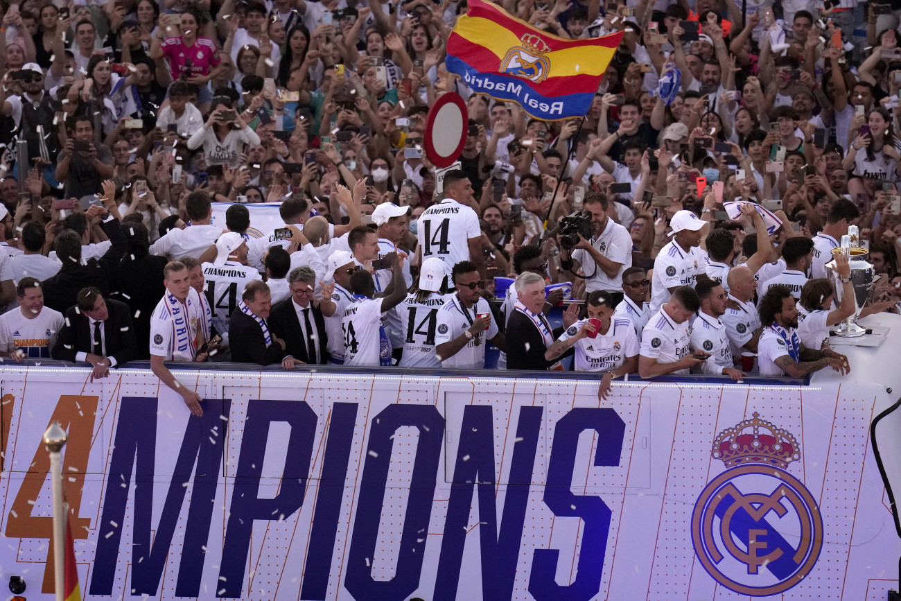 Madrid, 2022. május 30.
A Real Madrid játékosai egy nyitott tetejű buszon ünnepelnek a BL-trófeával a madridi városháza előtt 2022. május 29-én, egy nappal azután, hogy csapatuk 1-0-ra győzött a Liverpool FC ellen a labdarúgó Bajnokok Ligájának franciaországi döntőjében. A csúcstartó Real Madrid a 14. trófeáját szerezte meg a labdarúgás legrangosabb európai kupasorozatának döntőjében.
MTI/AP/Manu Fernández