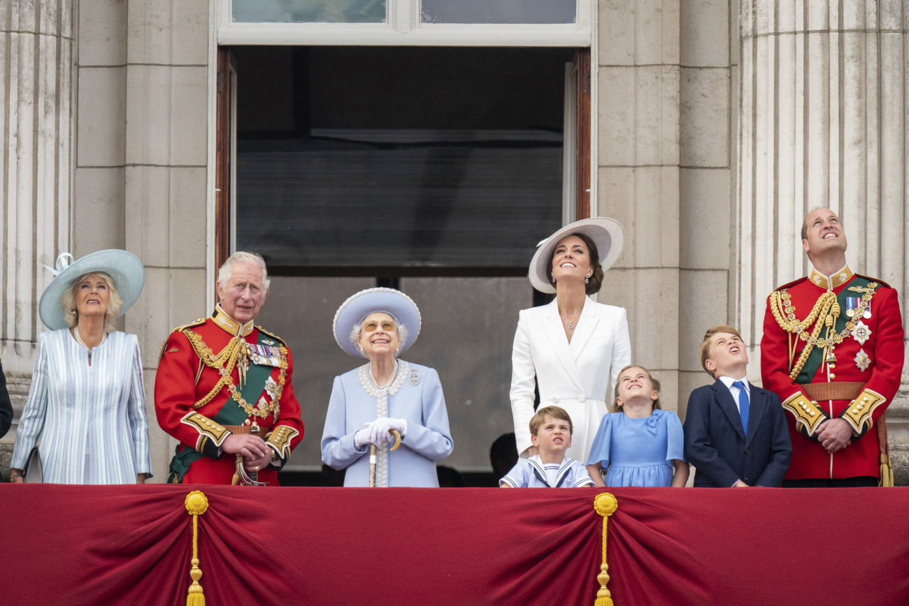 London, 2022. június 2.
Kamilla cornwalli hercegnő, Károly walesi herceg, brit trónörökös felesége, Károly herceg, II. Erzsébet brit uralkodó, Katalin cambridge-i hercegnő, Vilmos cambridge-i herceg, a brit trónörökös elsőszülött fiának felesége, Vilmos herceg, valamint a három gyermekük, Lajos herceg, Sarolta hercegnő és György herceg (b-j) megtekinti a királynő trónra lépésének 70. évfordulója alkalmából tartott  hagyományos zászlós díszszemlét (Trooping the Colour) a londoni uralkodói rezidencia, a Buckingham-palota erkélyén 2022. június 2-án. A platinajubileum alkalmából június 2-5. között utcabálokkal és látványos parádékkal köszöntik a 96 éves királynőt, aki édesapja, VI. György király halálának napján, 1952. február 6-án lépett az Egyesült Királyság trónjára.
MTI/AP/Pool/PA/Aaron Chown