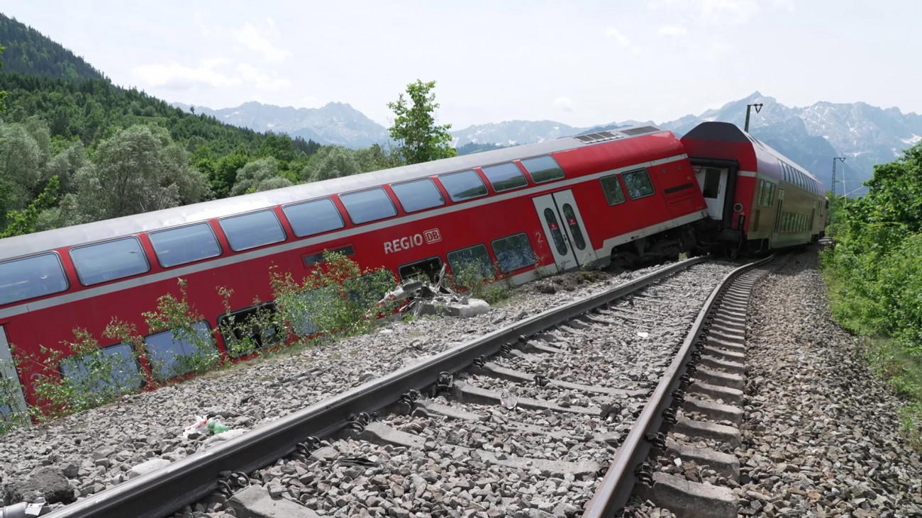 Garmisch-Partenkirchen, 2022. június 3.
Kisiklott vasúti kocsik a dél-németországi Garmisch-Partenkirchenben történt vonatbaleset helyszínén 2022. június 3-án. A balesetben legkevesebb három ember életét vesztette, hatvan ember került kórházba, közülük tizenhat súlyos sérülésekkel.
MTI/EPA/NETWORK PICTURES