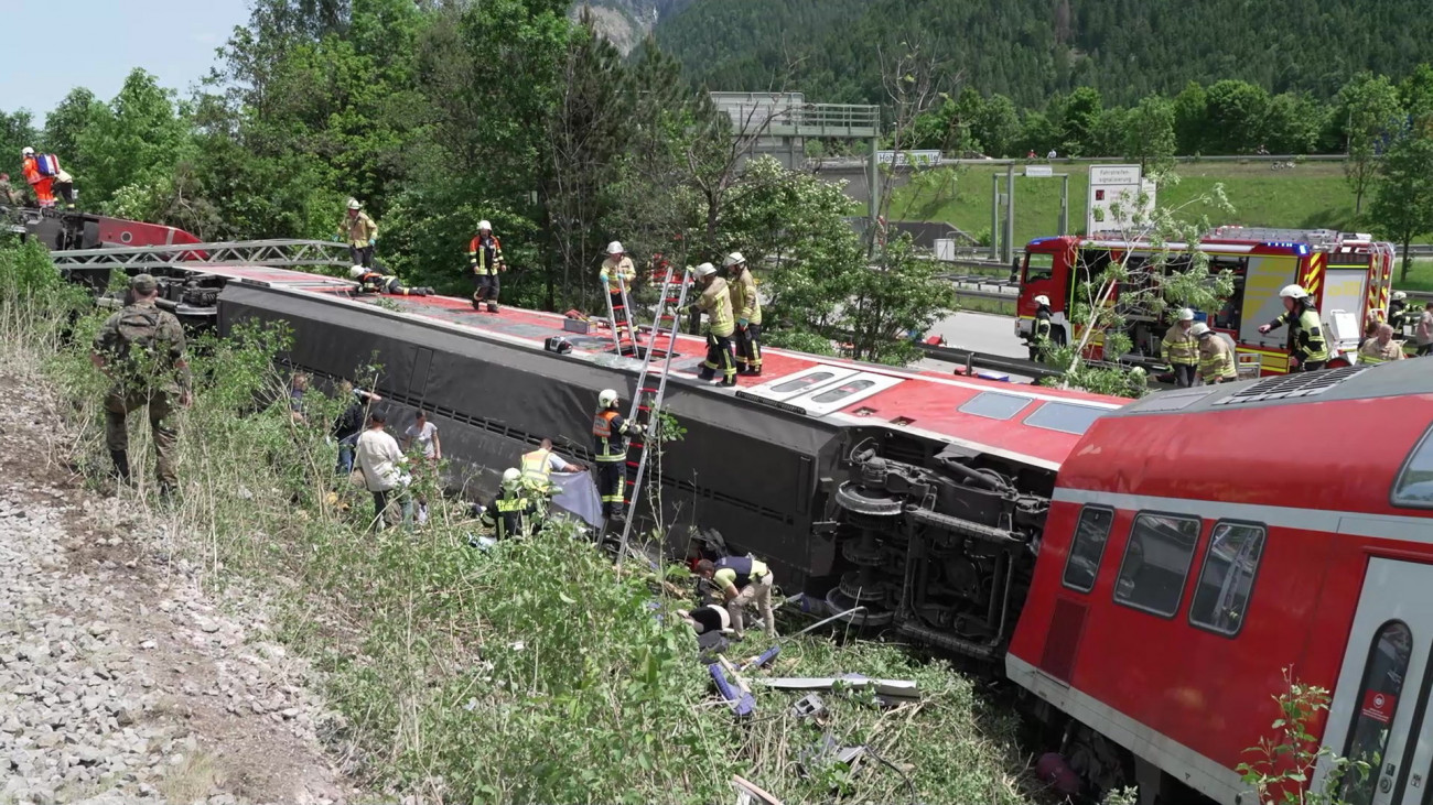 Garmisch-Partenkirchen, 2022. június 3.
Tűzoltók a dél-németországi Garmisch-Partenkirchenben történt vonatbaleset helyszínén 2022. június 3-án, miután a Münchenbe tartó regionális vonatjárat kisiklott. A balesetben legkevesebb három ember életét vesztette, hatvan ember került kórházba, közülük tizenhat súlyos sérülésekkel.
MTI/EPA/NETWORK PICTURES