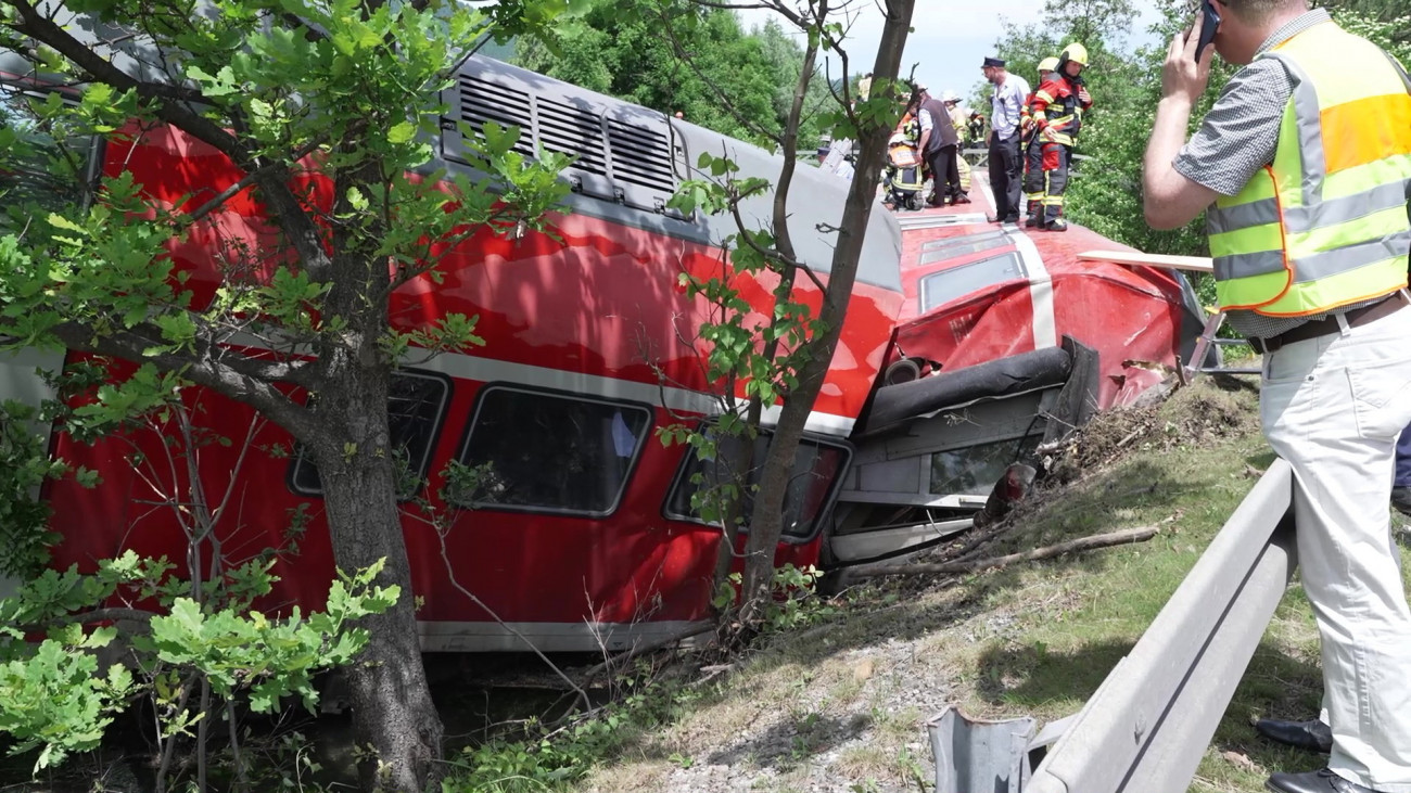 Garmisch-Partenkirchen, 2022. június 3.
Tűzoltók a dél-németországi Garmisch-Partenkirchenben történt vonatbaleset helyszínén 2022. június 3-án, miután a Münchenbe tartó regionális vonatjárat kisiklott. A balesetben legkevesebb három ember életét vesztette, hatvan ember került kórházba, közülük tizenhat súlyos sérülésekkel.
MTI/EPA/NETWORK PICTURES
