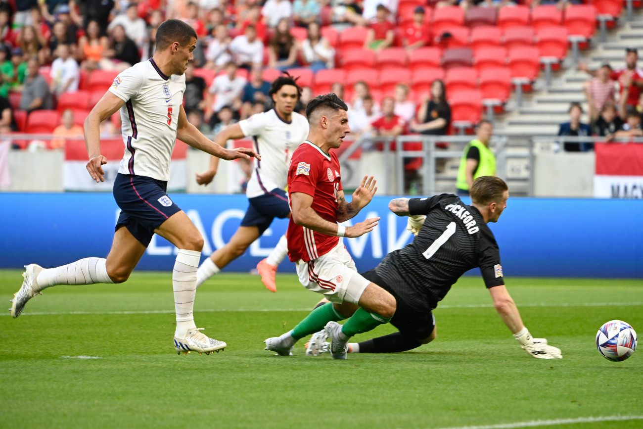 Szoboszlai Dominik (k), valamint az angol Conor Coady (b) és Jordan Pickford kapus (j) a labdarúgó Nemzetek Ligája 1. fordulójában játszott Magyarország - Anglia mérkőzésen a Puskás Arénában 2022. június 4-én. Fotó:MTI/Szigetváry Zsolt