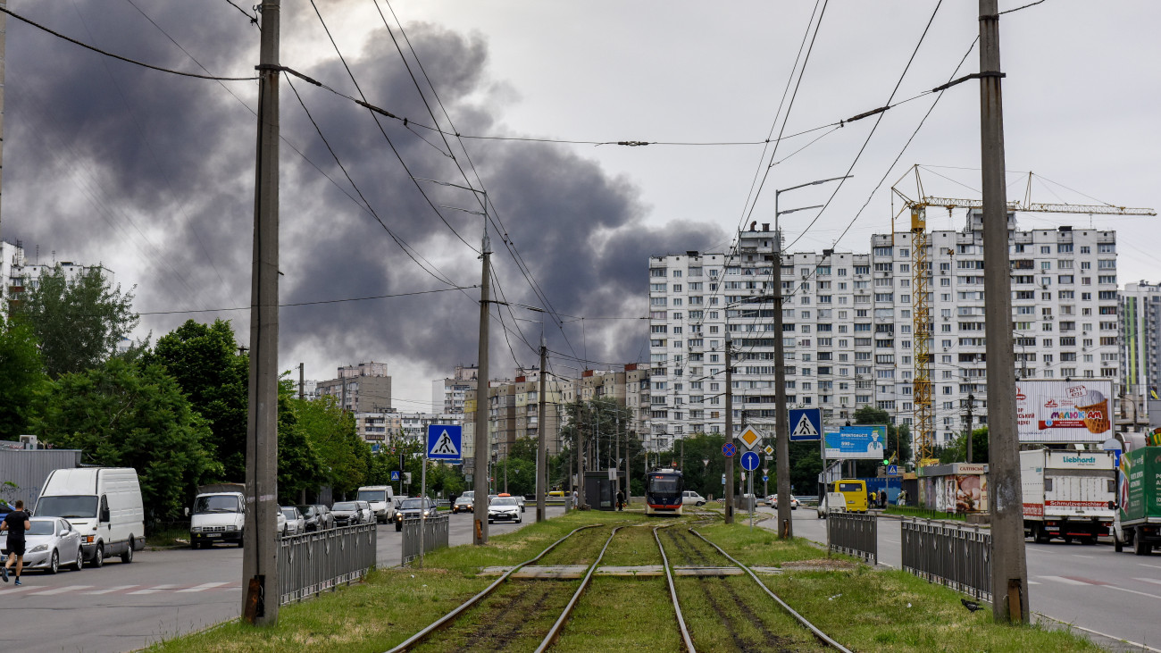 Kijev, 2022. június 5.
Füst száll fel egy lakótelep mögött Kijevben 2022. június 5-én. Ezen a napon a Kijev nyugati részén lévő Darnicki és Dniprovszki kerületből robbanásokról számoltak be. Vitalij Klicsko, az ukrán főváros polgármestere Telegramon pedig emlékeztetett arra, hogy hetek óta ez az első ilyen jellegű támadás Kijev ellen.
MTI/EPA/Oleg Petrasjuk