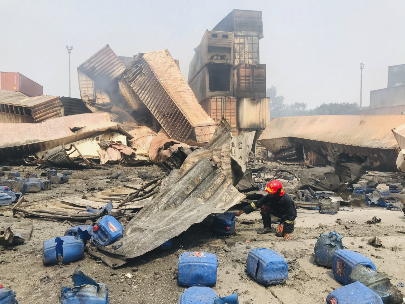 Szitakunda, 2022. június 7.
Tűzoltó a délkelet-bangladesi Csittagong kikötővárostól negyven kilométerre fekvő Szitakundában történt raktártűz helyszínén 2022. június 7-én. A hidrogén-peroxidot tároló raktárban június 4-én este keletkezett tűzben és az általa kiváltott robbanásban legalább 49 ember életét vesztette, mintegy háromszáz megsérült.
MTI/AP