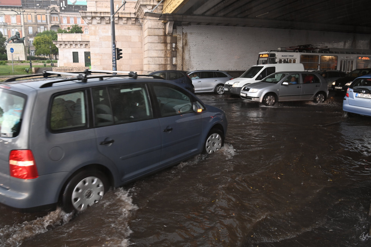 Budapest, 2022. június 9.
Járművek haladnak a zivatar miatt felgyűlt vízben a Margit híd alatt, a budai oldalon 2022. június 9-én.
MTI/Máthé Zoltán