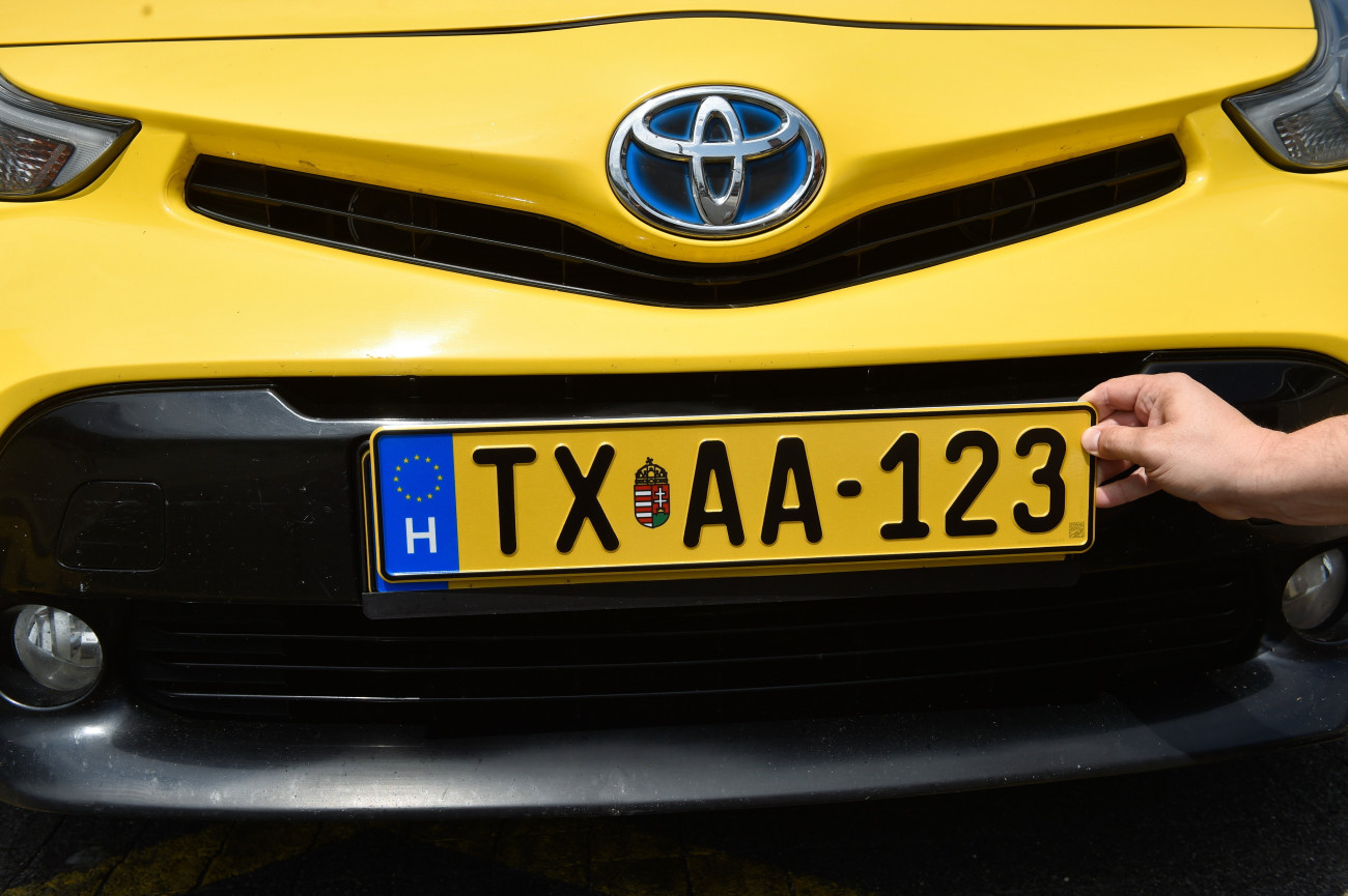 Budapest, 2022. június 9.
A 2022. július 1-től újonnan forgalomba kerülő taxik rendszámtáblájának mintája a 2022. június 8-án készült fotón. Négy betűből és három számból álló rendszámtáblákat vezetnek be a nyár közepétől, mert a jelenlegi karakterkészlet adta lehetőség a vége felé közeledik.
MTI/Demecs Zsolt