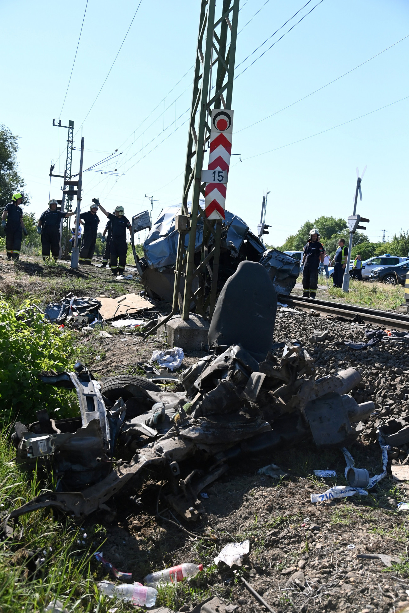 Cegléd, 2022. június 13.
Összeroncsolódott kisteherautó Cegléden 2022. június 13-án. A gépjármű a Dohány utcai vasúti átjáróban összeütközött a Szegedről a Nyugati pályaudvarra tartó Torontál InterCity vonattal, 17 éves sofőrje a helyszínen meghalt. A vonaton nem sérült meg senki, a vasúti átjáróban a fénysorompó jól működött, piros jelzést mutatott.
MTI/Mihádák Zoltán