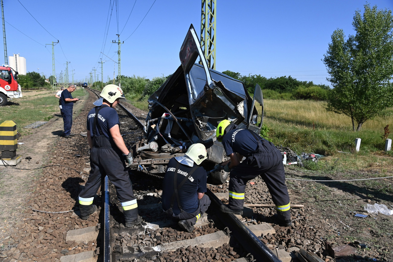 Cegléd, 2022. június 13.
Összeroncsolódott kisteherautó Cegléden 2022. június 13-án. A gépjármű a Dohány utcai vasúti átjáróban összeütközött a Szegedről a Nyugati pályaudvarra tartó Torontál InterCity vonattal, 17 éves sofőrje a helyszínen meghalt. A vonaton nem sérült meg senki, a vasúti átjáróban a fénysorompó jól működött, piros jelzést mutatott.
MTI/Mihádák Zoltán