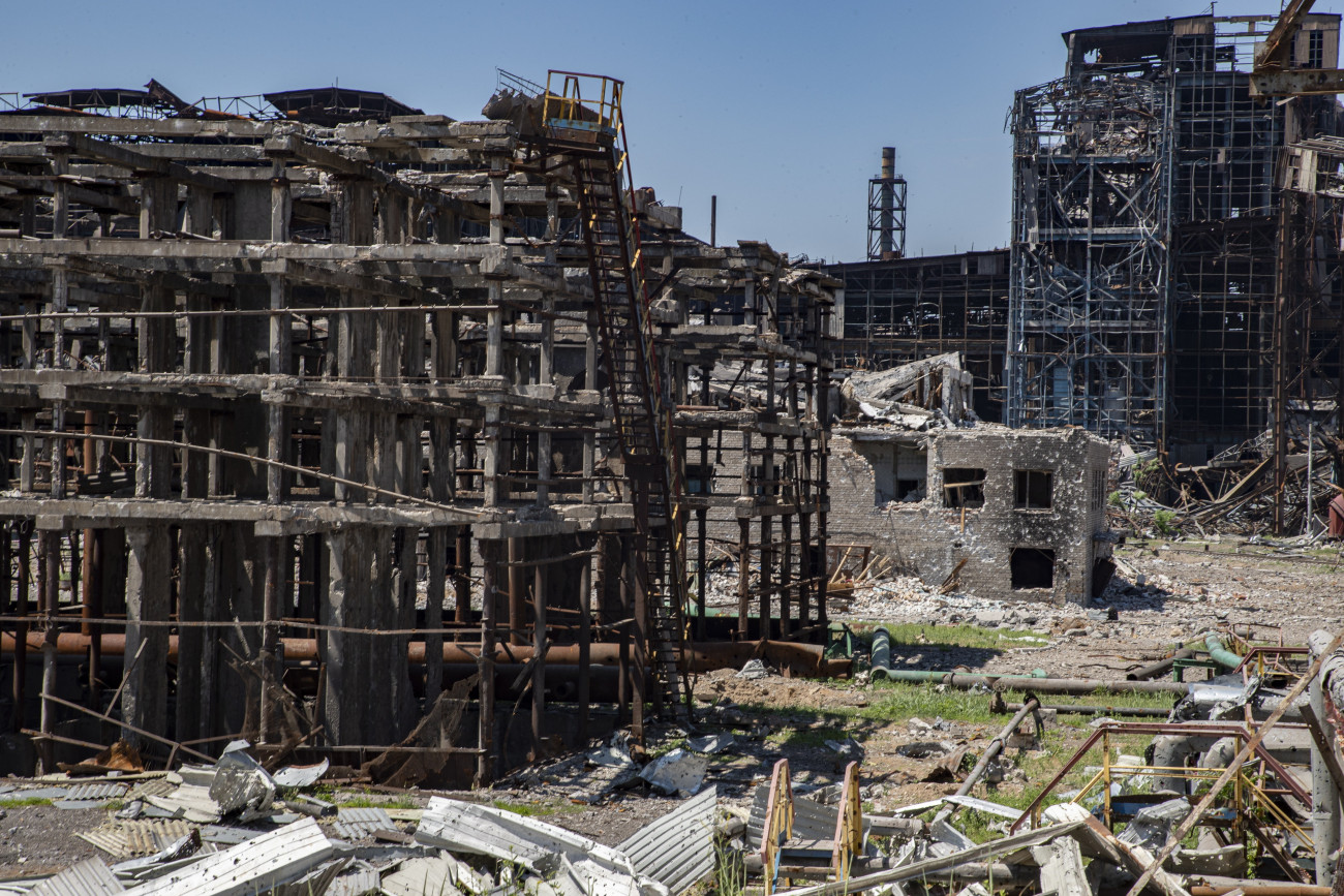 Mariupol, 2022. június 13.
A mariupoli Azovsztal acélipari üzem romos épületei 2022. június 13-án. Az Azovi-tenger partján fekvő kikötőváros a kizárólag Oroszország által elismert 