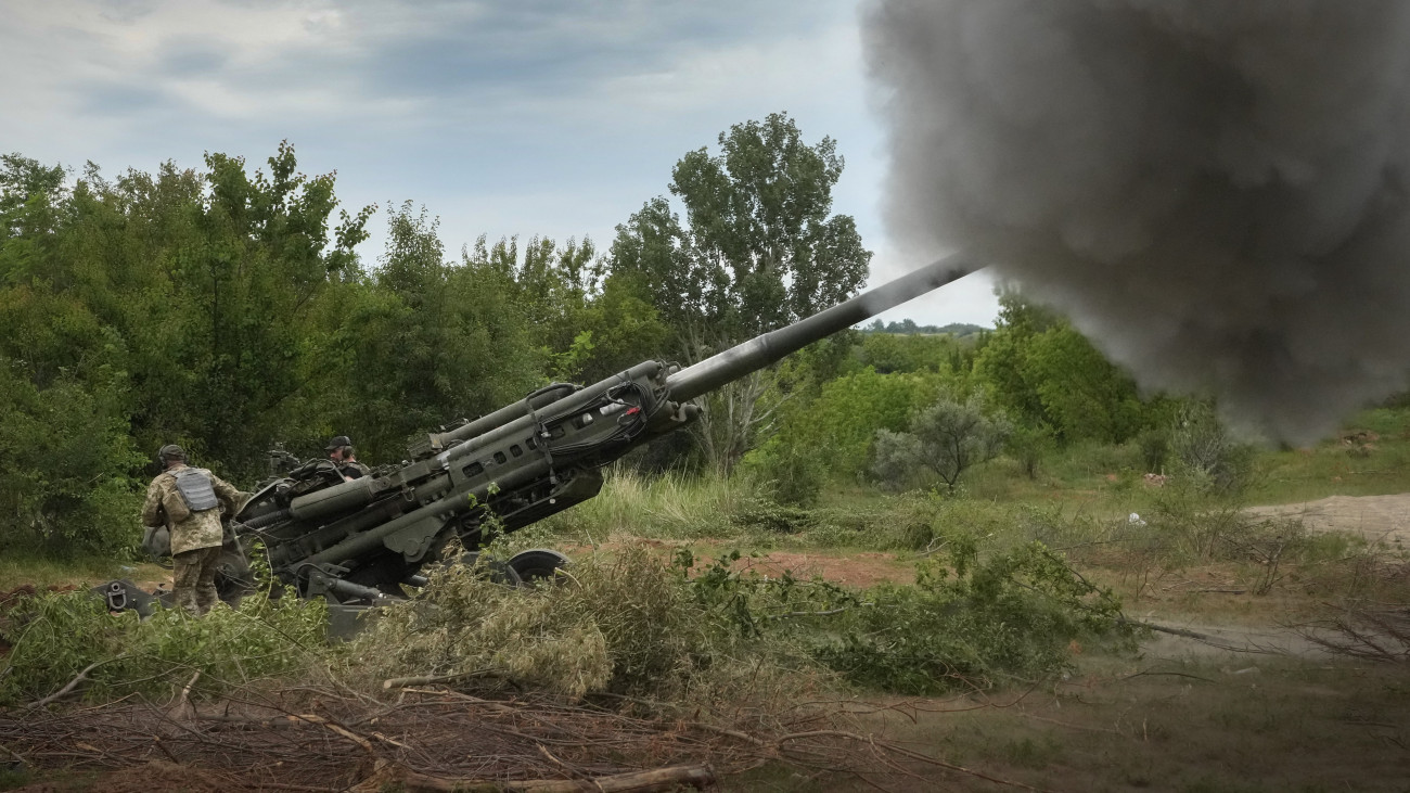 Donyeck, 2022. június 18.
Ukrán katonák lövik az orosz állásokat az amerikai hadsereg által biztosított M777-es tarackok egyikével a Donyec-medencében 2022. június 18-án.
MTI/AP/Efrem Lukackij