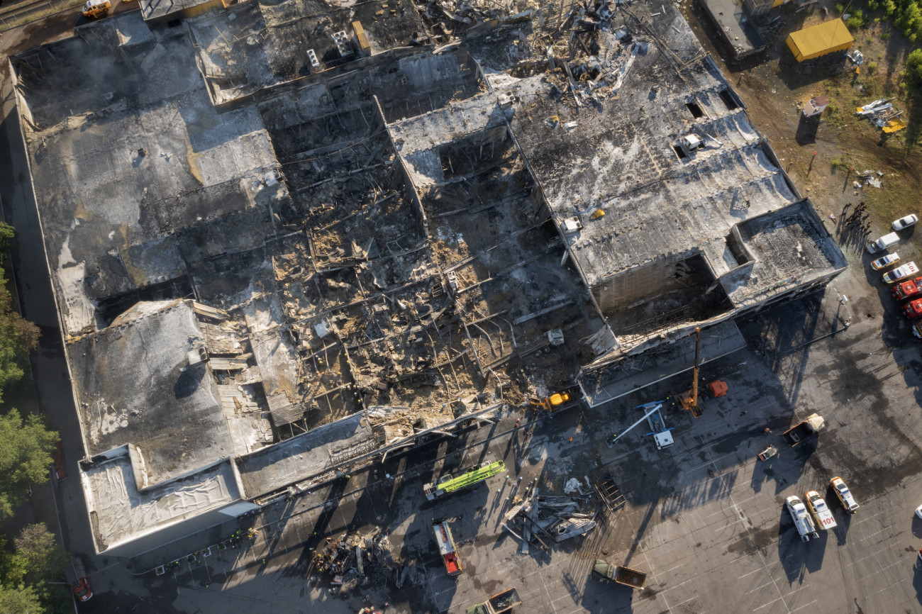 Kremencsuk, 2022. június 28.
Bevásárlóközpont romjainál tűzoltók az ukrajnai Kremencsukot érő orosz rakétatámadás után, 2022. június 27-én.
MTI/AP/Efrem Lukackij