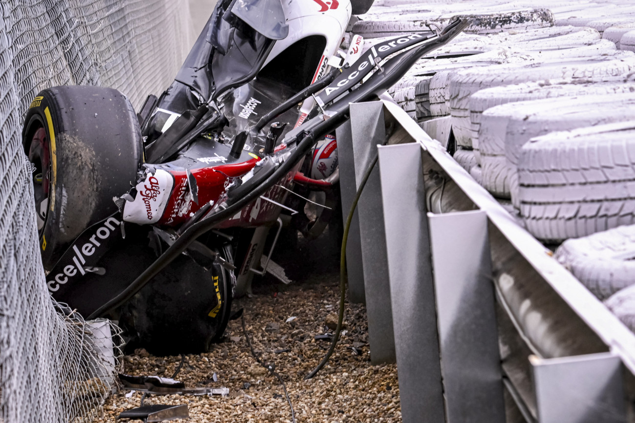 Silverstone, 2022. július 3.
A kínai Csou Kuan-jü sérült Alfa Romeója a helyszínen, miután bukott a Forma-1-es autós gyorsasági világbajnokság Brit Nagydíjának rajtja után a silverstone-i pályán 2022. július 3-án.
MTI/EPA/Christian Bruna