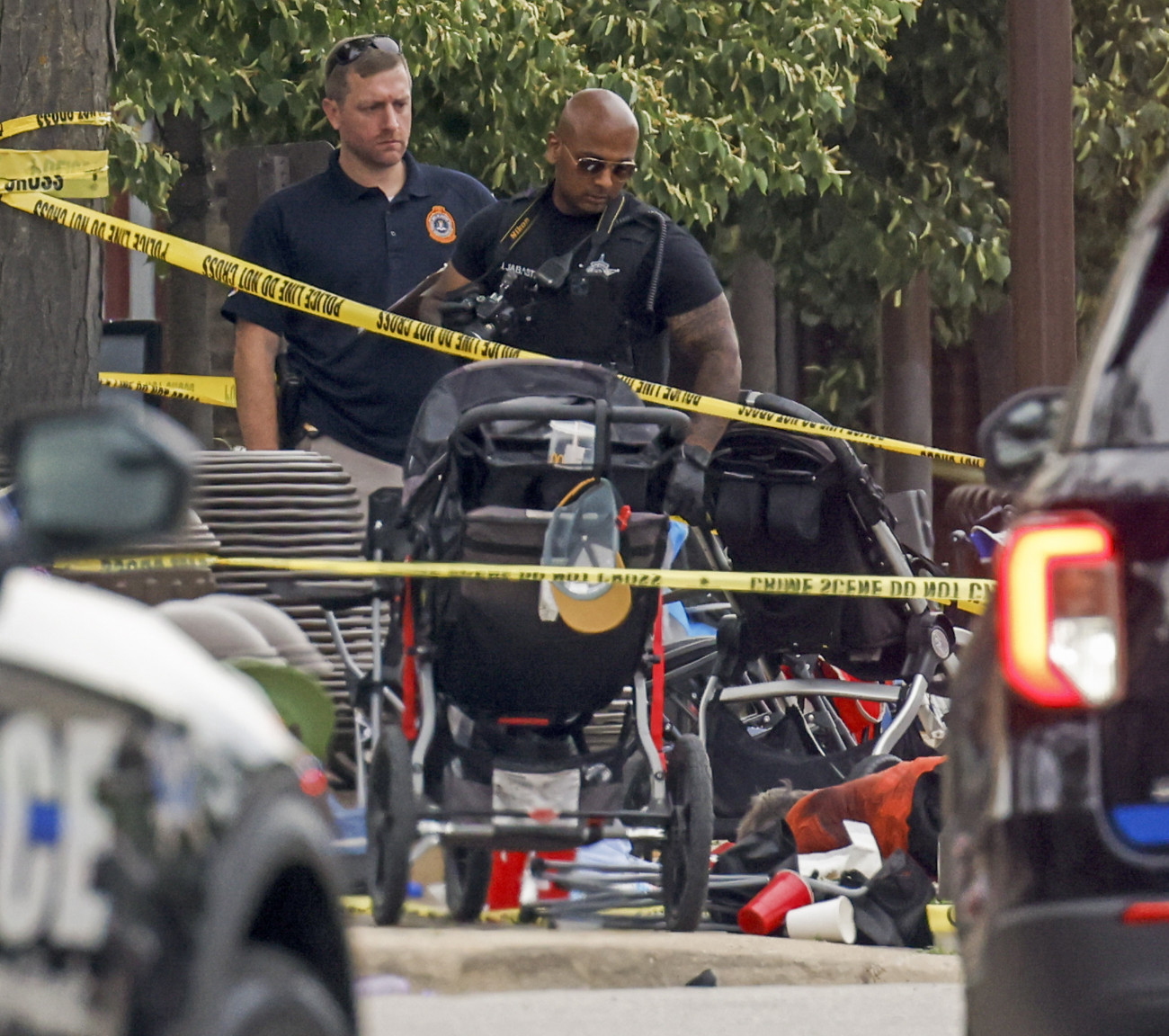 Highland Park, 2022. július 5.
Rendőrök Chicago Highland Park nevű elővárosában, ahol egy fegyveres tüzet nyitott az amerikai függetlenség napja alkalmából tartott felvonuláson 2022. július 4-én. A lövöldözésben legkevesebb hatan életüket vesztették, több tucat sérültet kórházba szállítottak. A rendőrség a lövöldözéssel kapcsolatban őrizetbe vett egy 22 éves férfit, Robert E. Crimót.
MTI/EPA/Tannen Maury