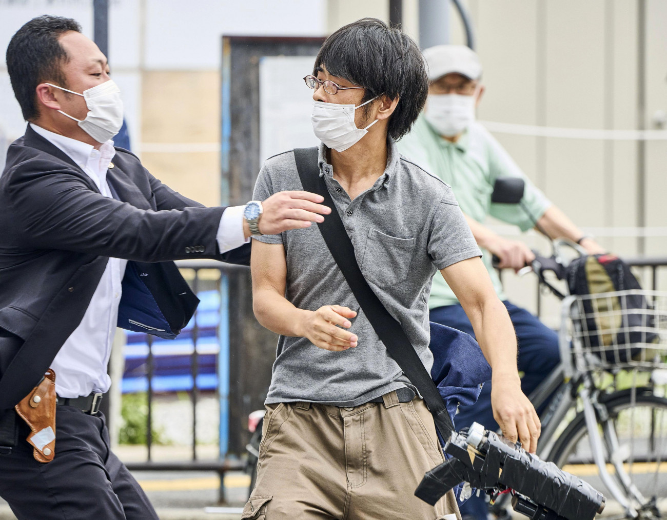 Nara, 2022. július 8.
Elfogják a fegyverét tartó feltételezett tettest, Jamagami Tecuját, miután lelőtte a választási kampánybeszédet tartó Abe Sindzó volt japán miniszterelnököt a Japán középső részén fekvő Narában 2022. július 8-án. Abe belehalt sérüléseibe.
MTI/AP/Kyodo News/Nara Shimbun