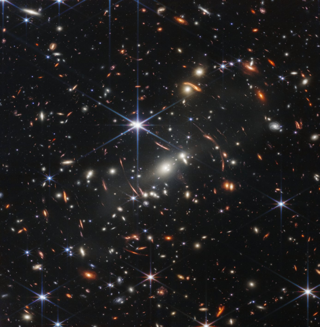 A világegyetem kis szeletét éles részletességgel rögzítette a James Webb űrteleszkóp (JWST): sok különböző galaxis pislákoló fényét mutatja meg, melyek az univerzum legidősebbjei közé tartoznak. (President Biden/Twitter)
