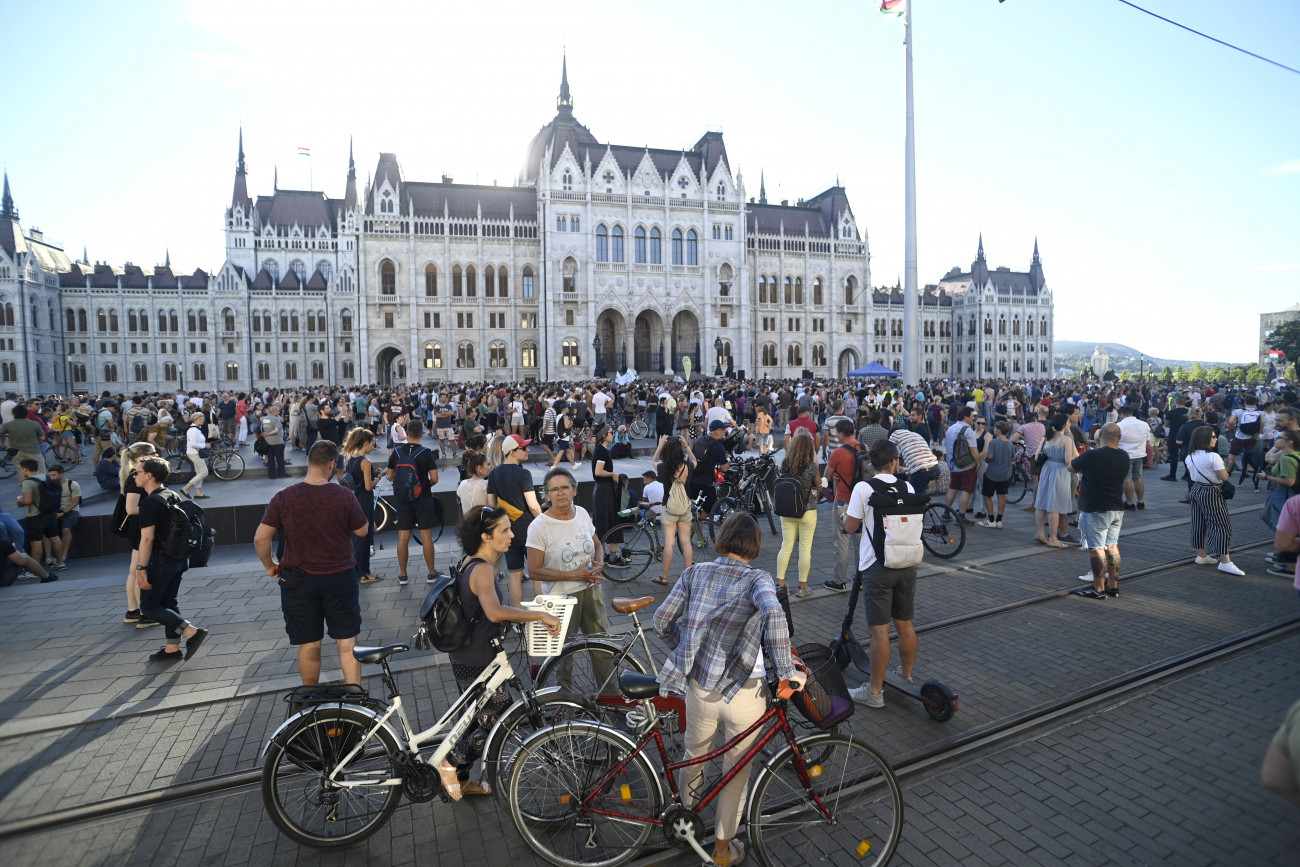 Budapest, 2022. július 13.
Résztvevők a Momentum Mozgalom tüntetésén, amelyen a kisadózó vállalkozók tételes adója (kata) módosítása ellen tiltakoztak Budapesten, a Kossuth téren 2022. július 13-án.
MTI/Balogh Zoltán