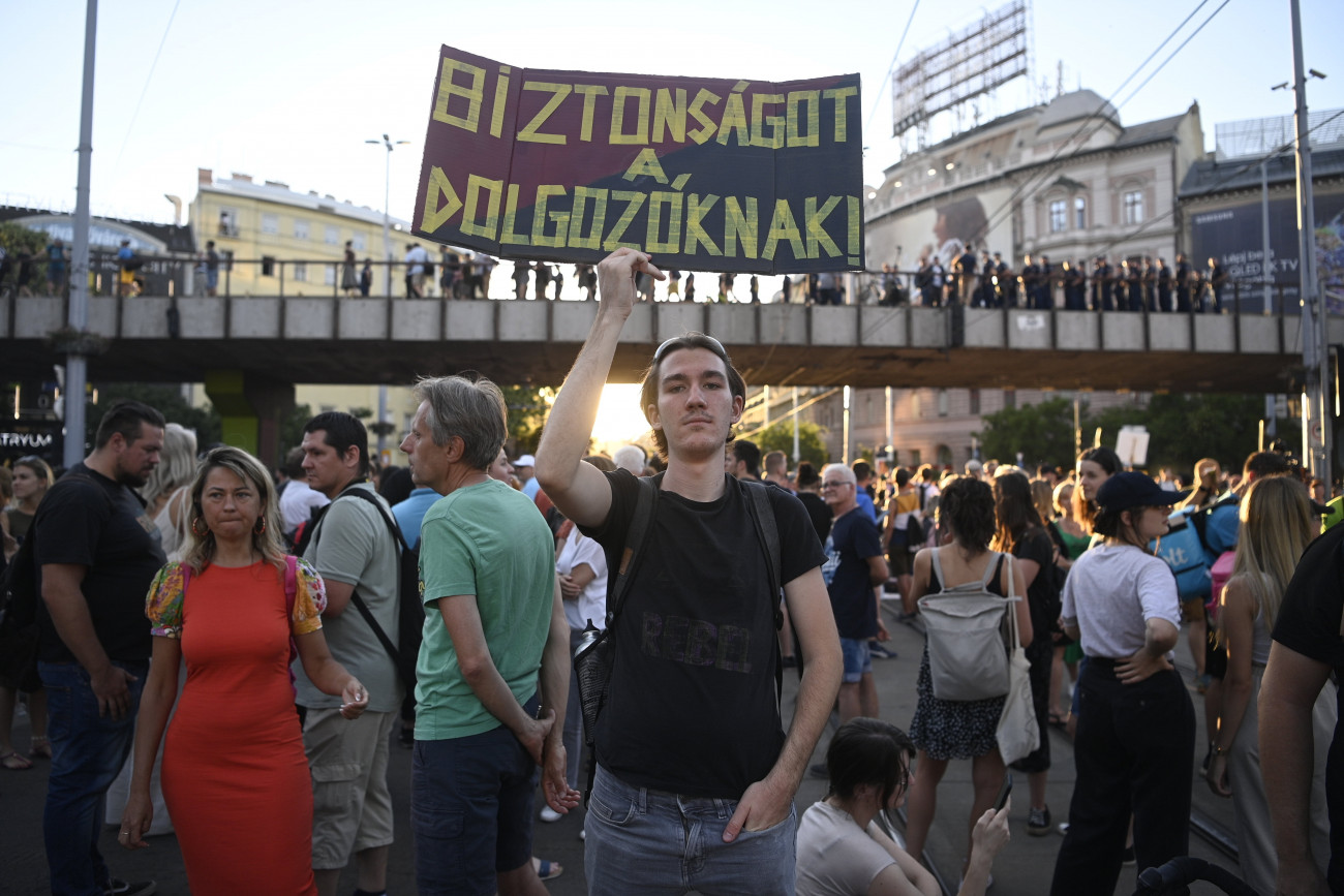 Budapest, 2022. július 13.
Résztvevők Nyugati téren a Momentum Mozgalom tüntetésén, amelyen a kisadózó vállalkozók tételes adója (kata) módosítása ellen tiltakoztak Budapesten 2022. július 13-án.
MTI/Balogh Zoltán